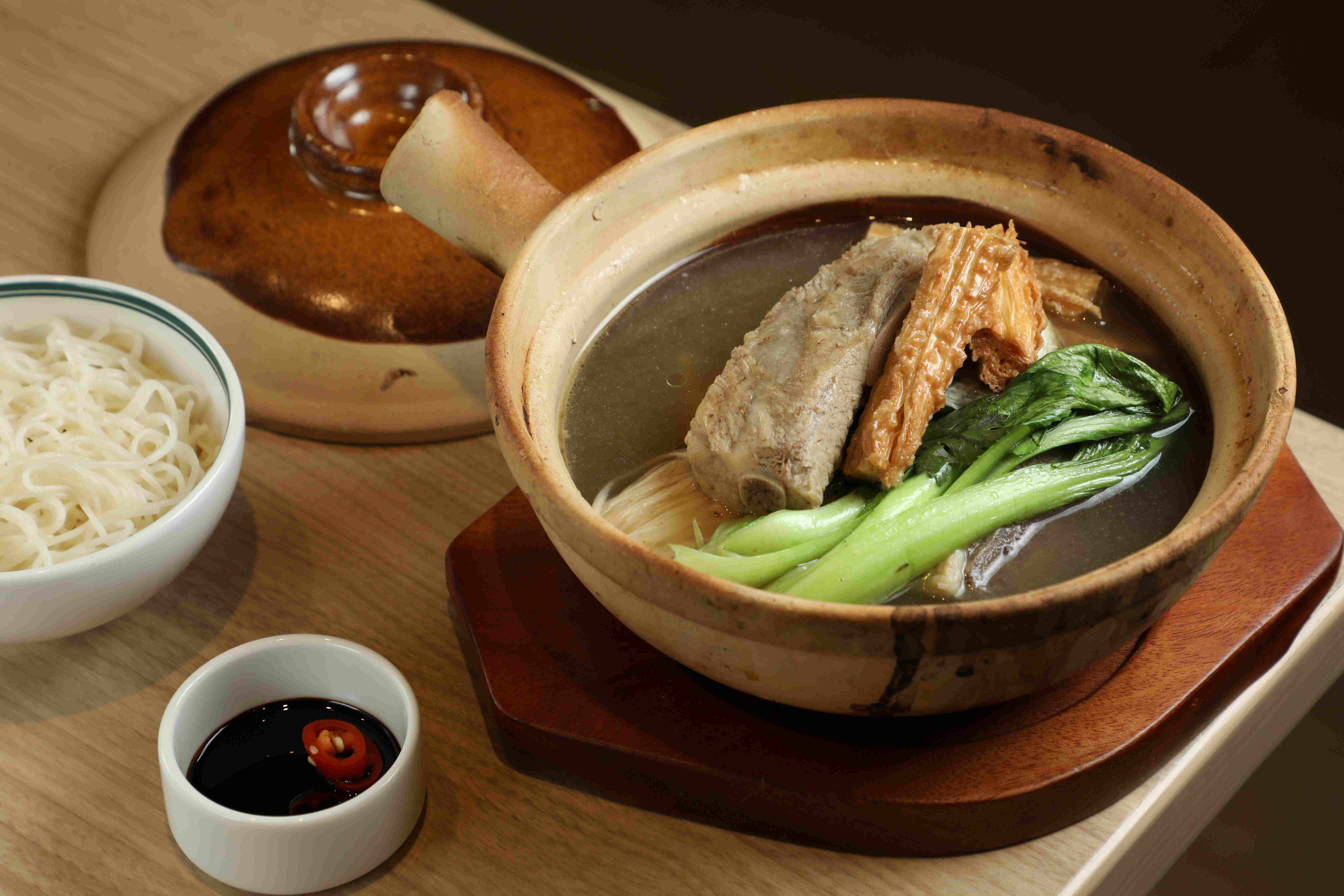 白胡椒風味的「潮州肉骨茶麵線」，既有獨特滋味，飽足感也很強。。（460元／份）