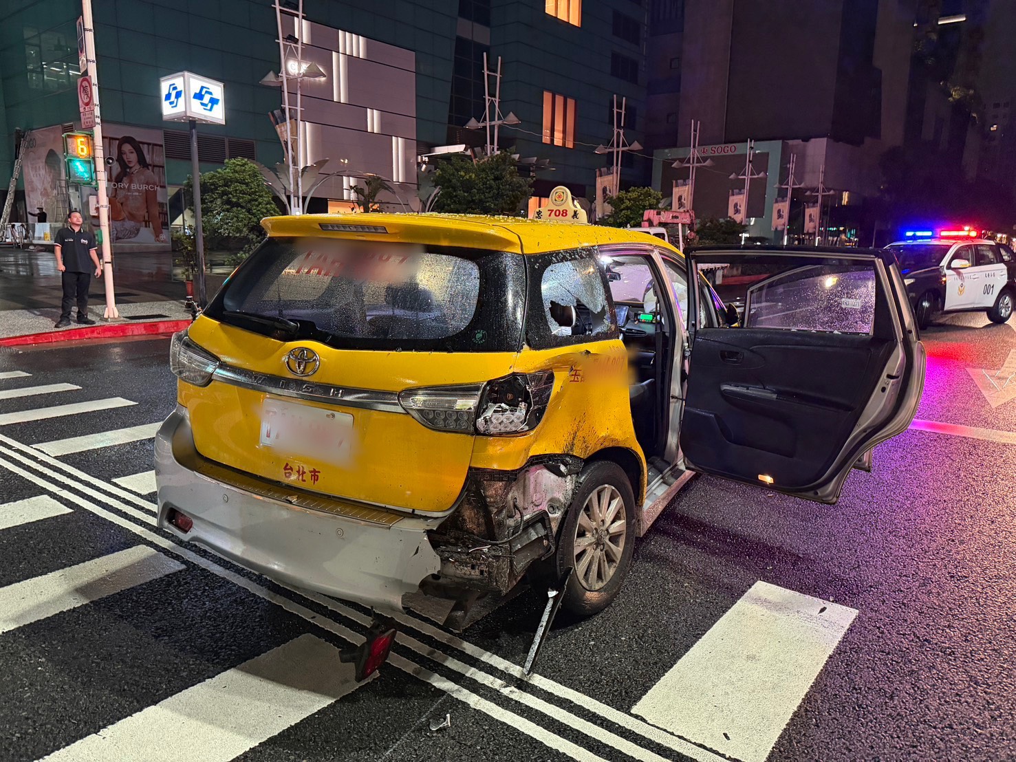 台北東區發生3輛計程車嚴重車禍,其中2輛小黃車體嚴重受損。(翻攝畫面)