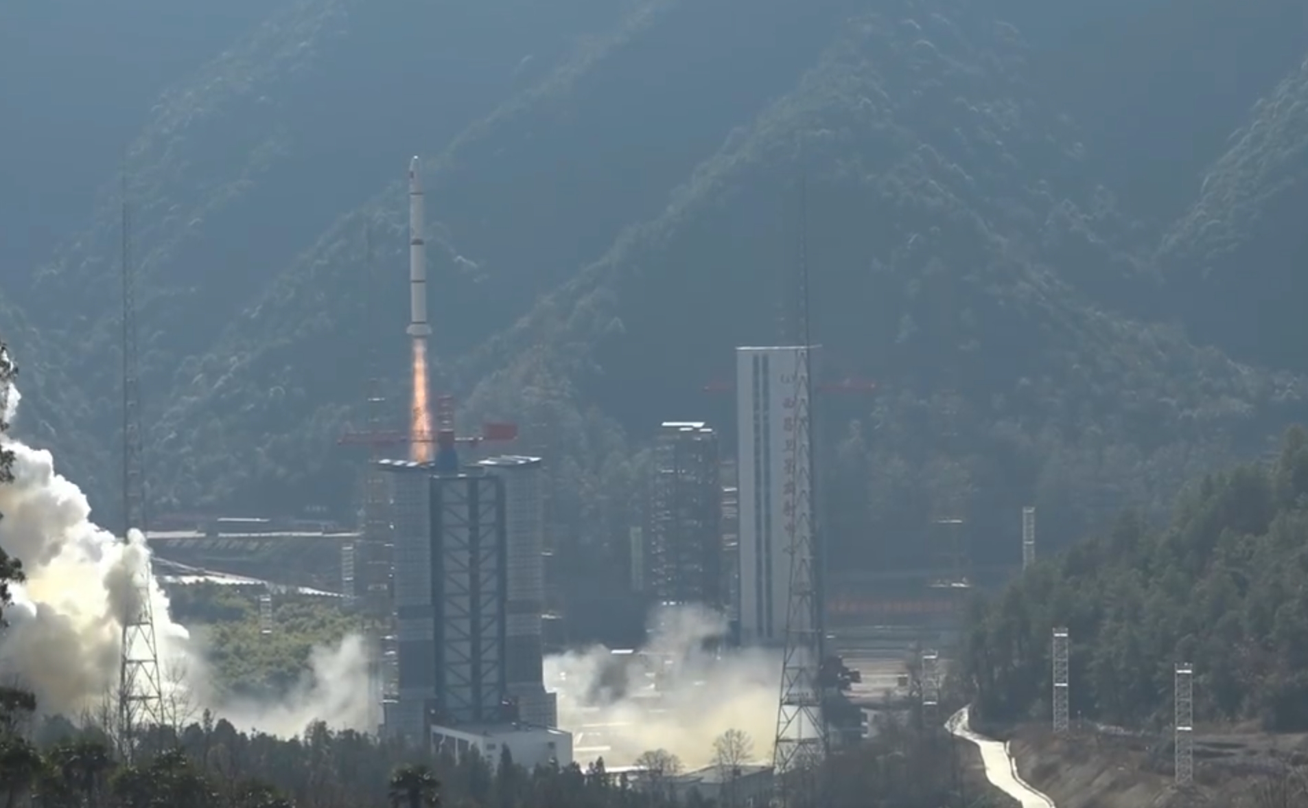 Discovery頻道臉書今天po文，分析衛星發射過程中，有4種狀況可能產生「太空碎片」。（翻攝自央視微博）