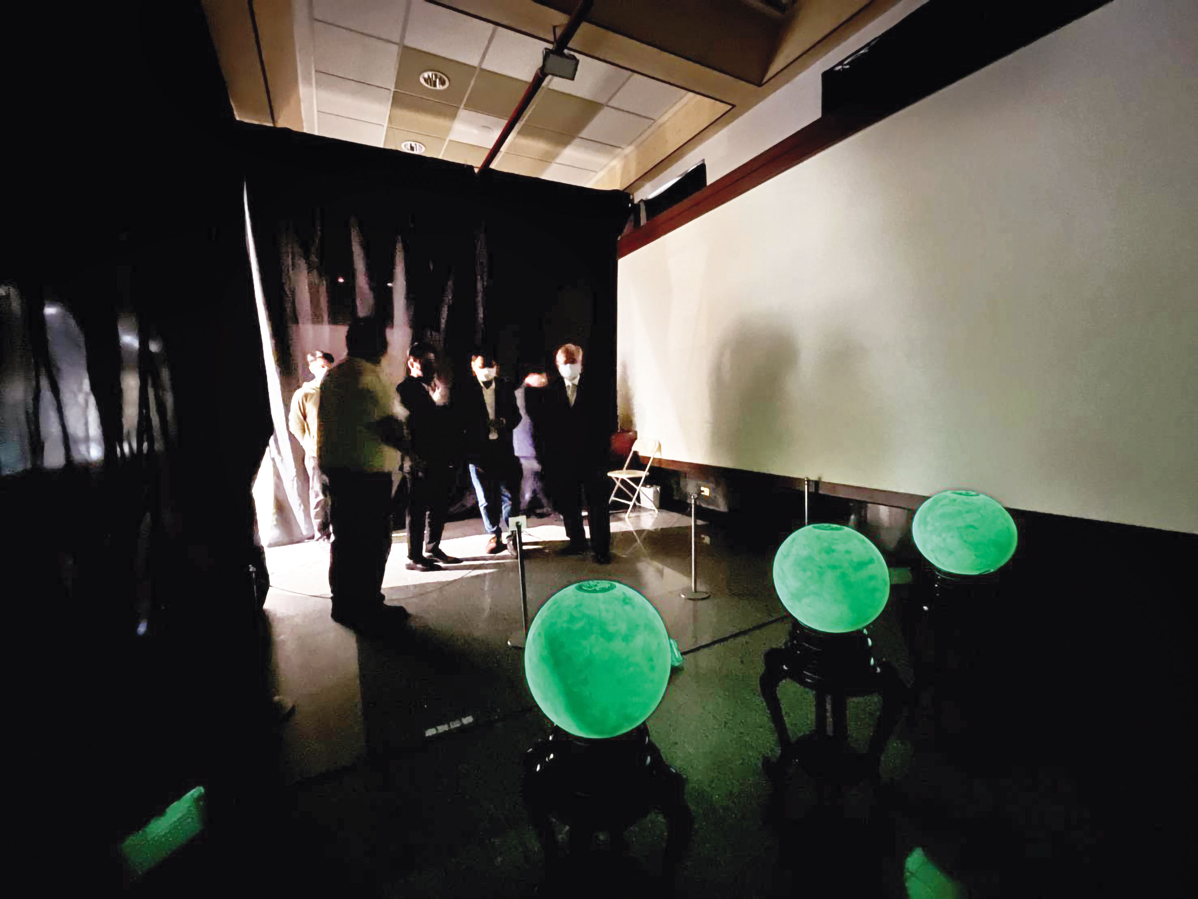 為呈現夜光石絕妙之處，展場以黑幕遮蔽光線隔絕其他空間，卻因此阻擋監視錄影機拍攝，至今無夜光石掉落的實證。（李昀融提供）