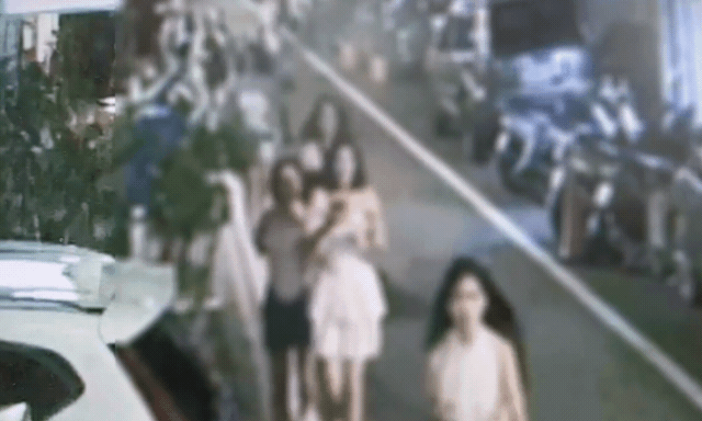 10名身穿清涼服裝、腳踩高跟鞋的外籍女子從KTV衝出。（翻攝畫面）