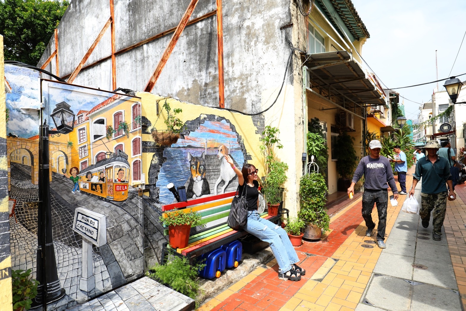 「路環島」是個能讓人在繽紛色彩跳躍的地方,還有許多壁畫可以一同入鏡。