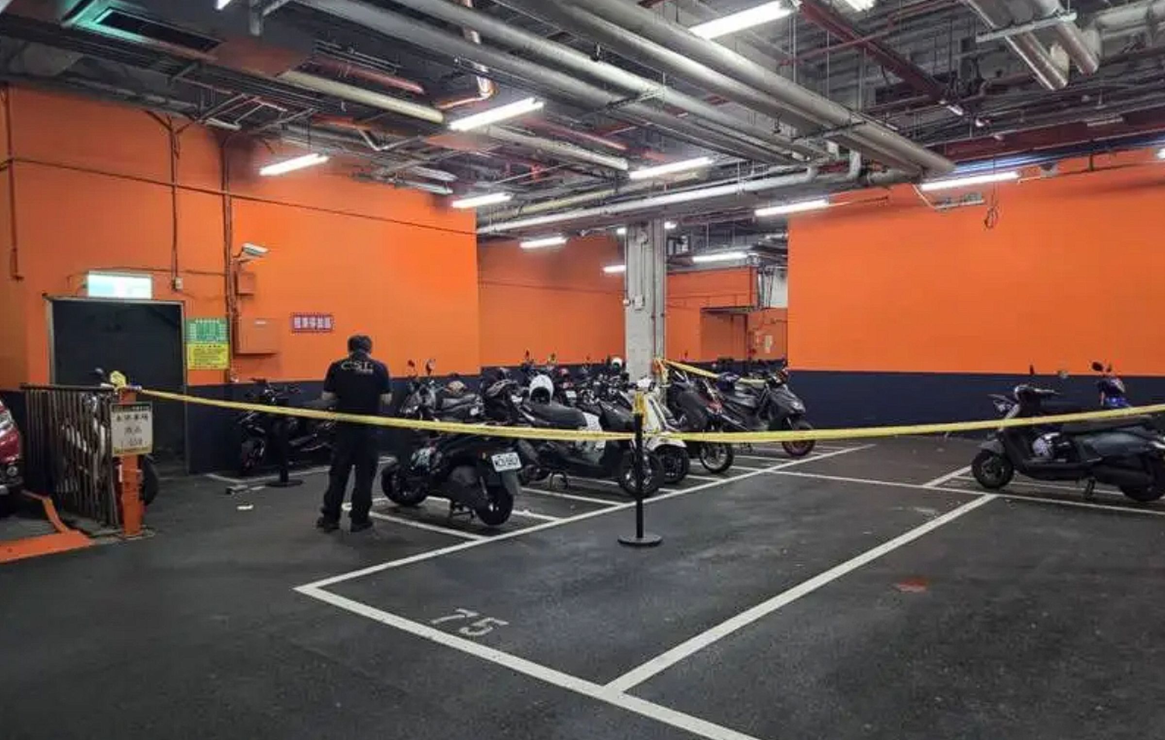 谷姓夜店女公關在信義威秀停車場遇害,簡舒培轟蔣市府失職。(翻攝畫面)