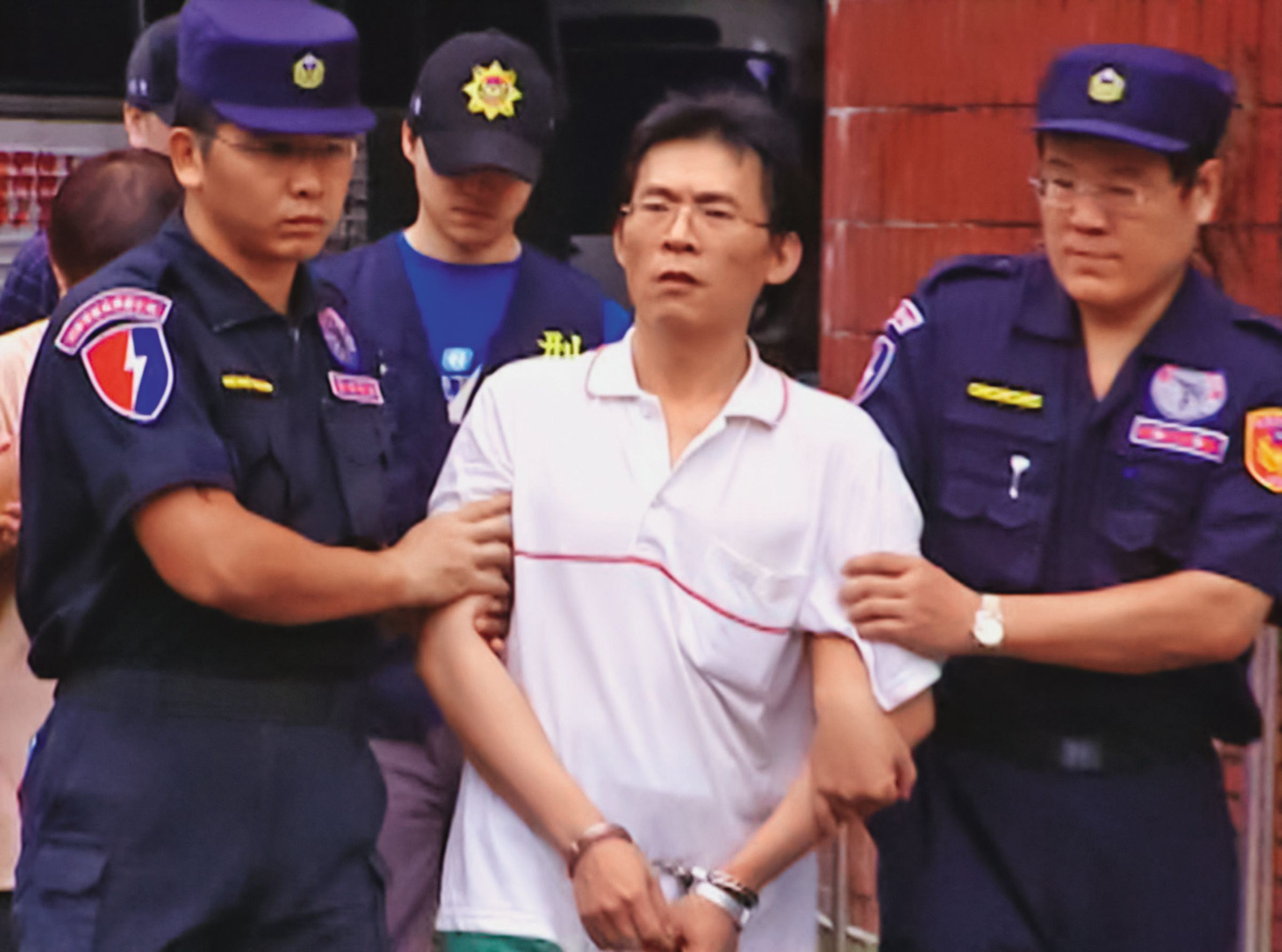 洪晨耀(中)槍殺合夥人父子及其鄰居,奪走3條人命。(東森新聞提供)