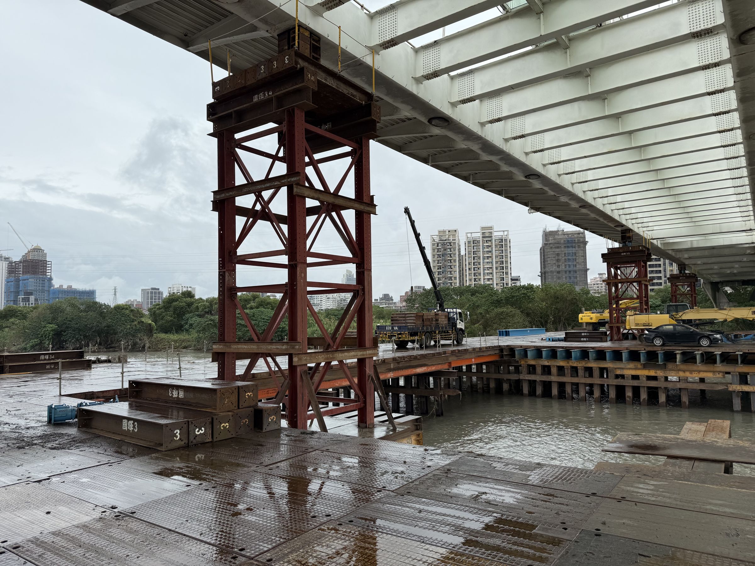 新月橋即將完成橋下支撐工程。（新北市高灘地工程管理處提供）