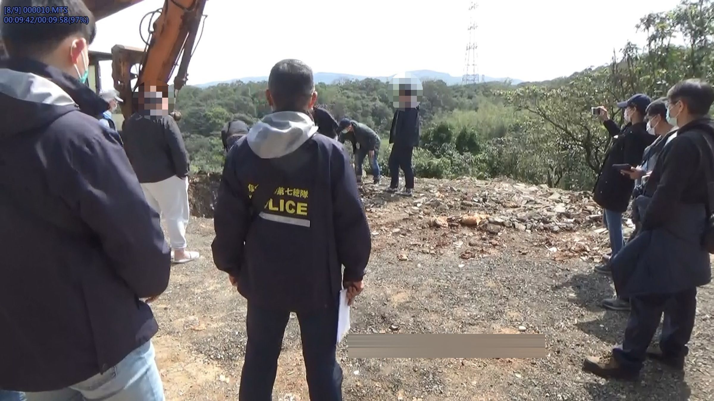 廖姓負責人非法在新北市石門區棄置貯存垃圾,警方開挖廠區。(翻攝畫面)