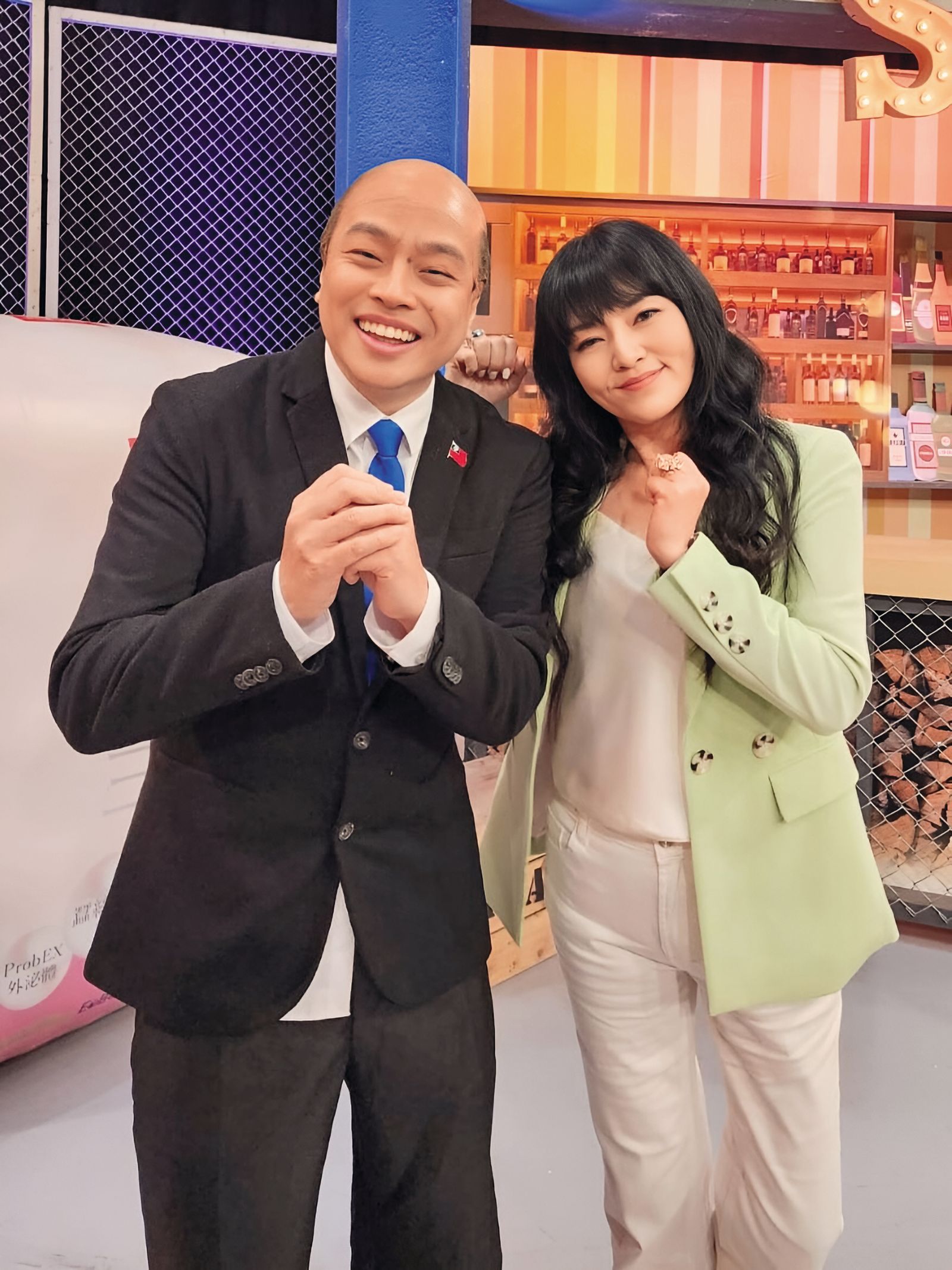 《瘋神無雙》收攤6年，卡古（左）去年上唐綺陽（右）代班主持的《11點熱吵店》節目錄影。（翻攝自卡古 章瑞麟IG）