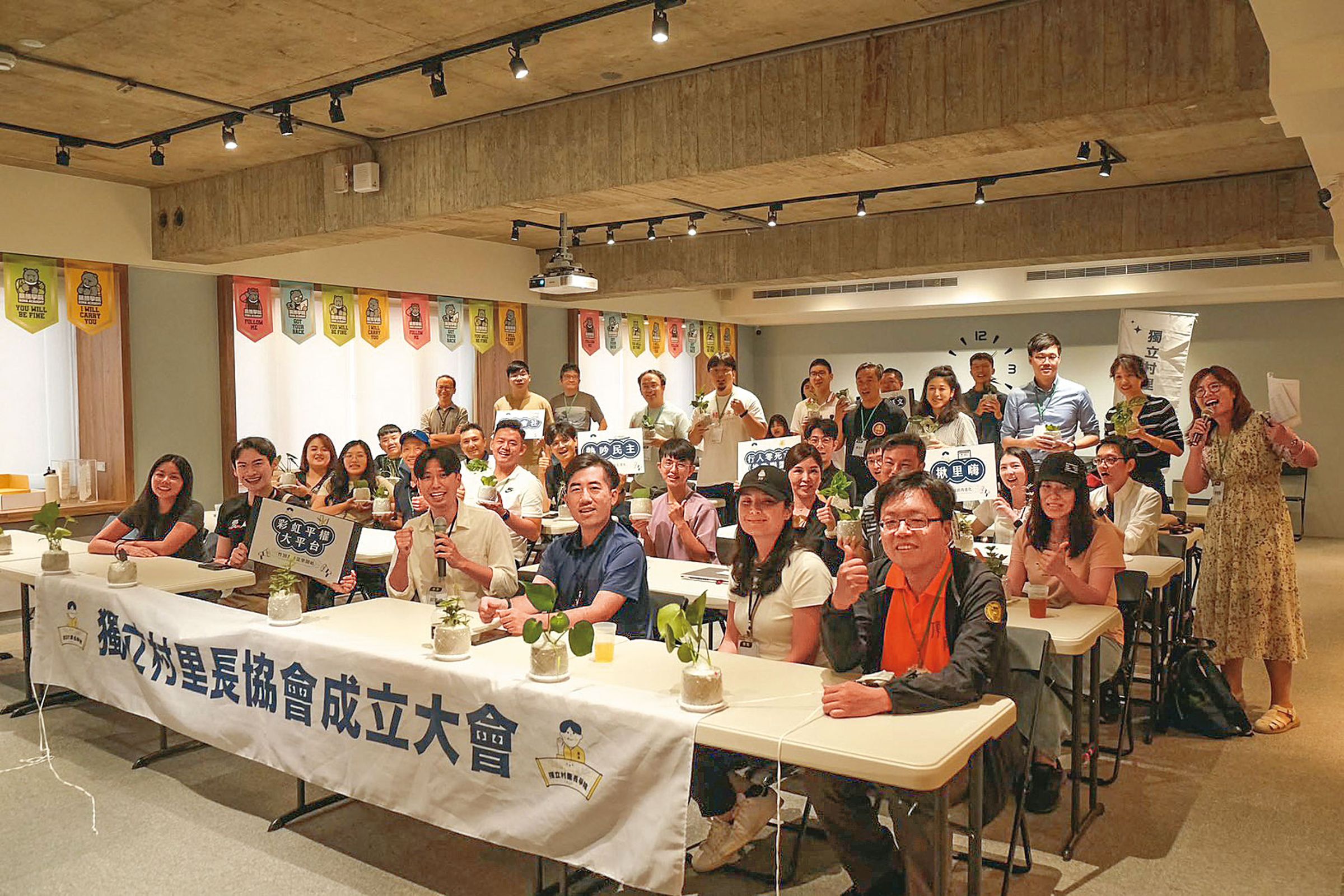 郭書成與夥伴成立獨立村里長協會，鼓勵更多年輕人加入基層村里長的行列，一起改變里長「泡茶聊天」的印象。（翻攝郭書成臉書）