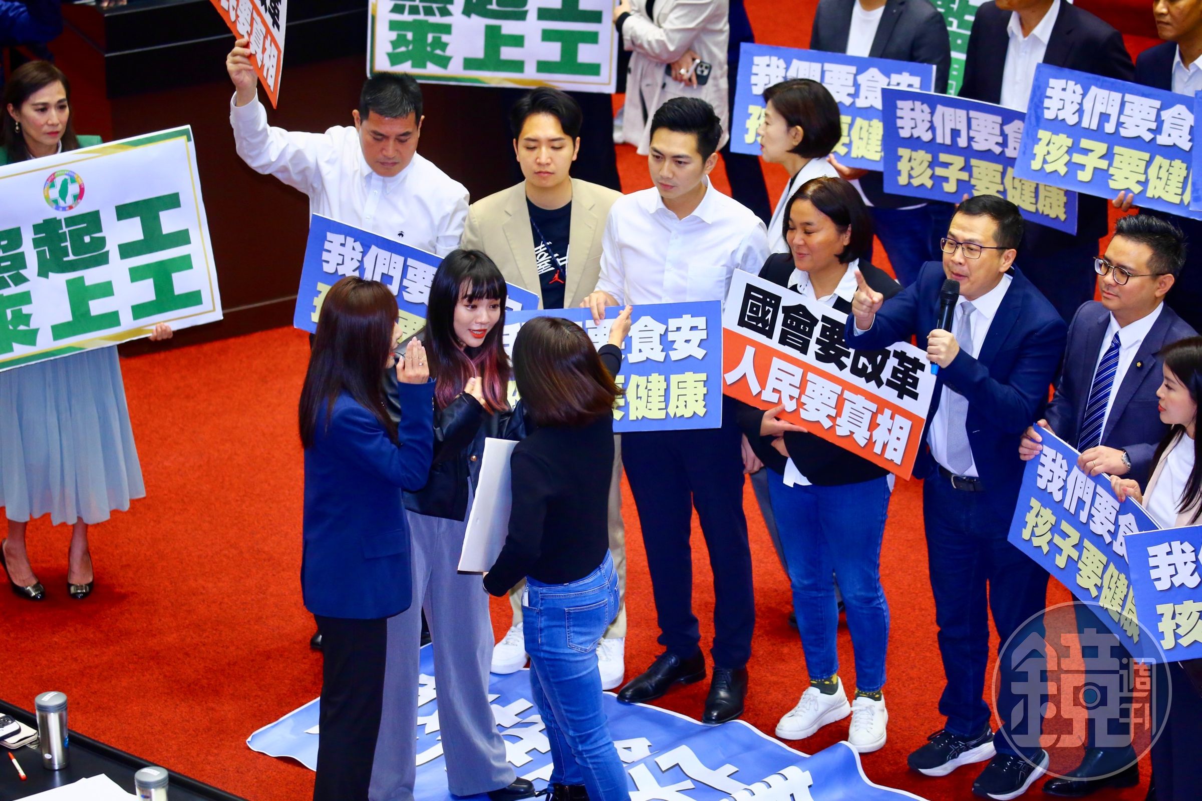 今立法院開議上演藍綠衝突，黃捷與徐巧芯更正面衝突。
