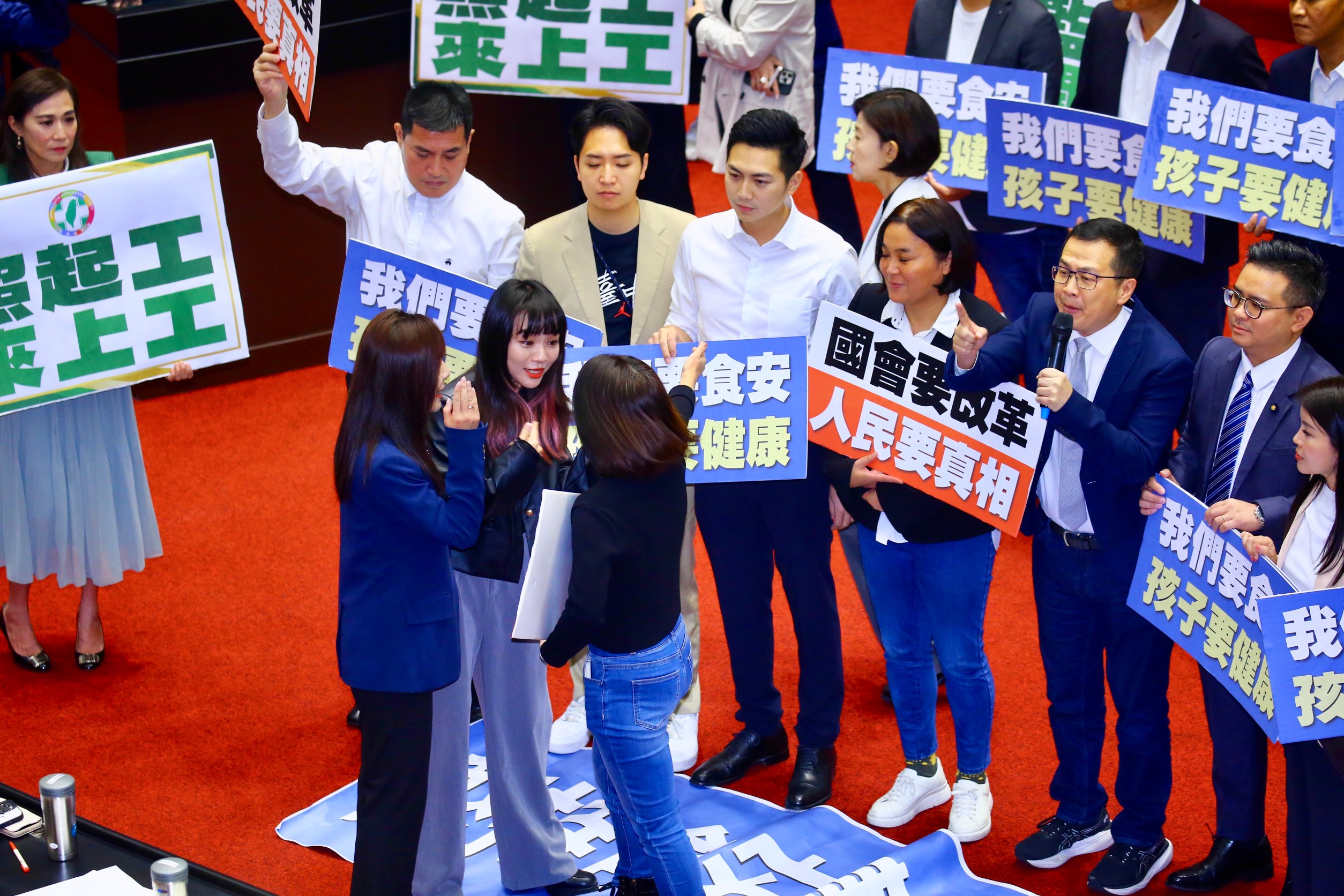 今立法院開議上演藍綠衝突，黃捷與徐巧芯更正面衝突。