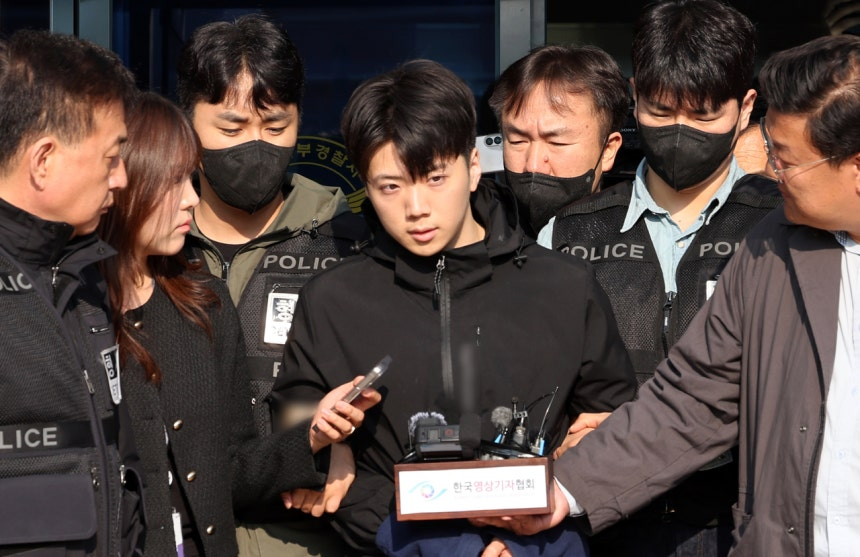 南韓23歲男子張允基因追求同事不成，竟於凌晨對無辜的16歲女高中生下手，並持刀攻擊前來幫忙的17歲男高中生，釀成1死1重傷。（翻攝自X@yeditor_i）