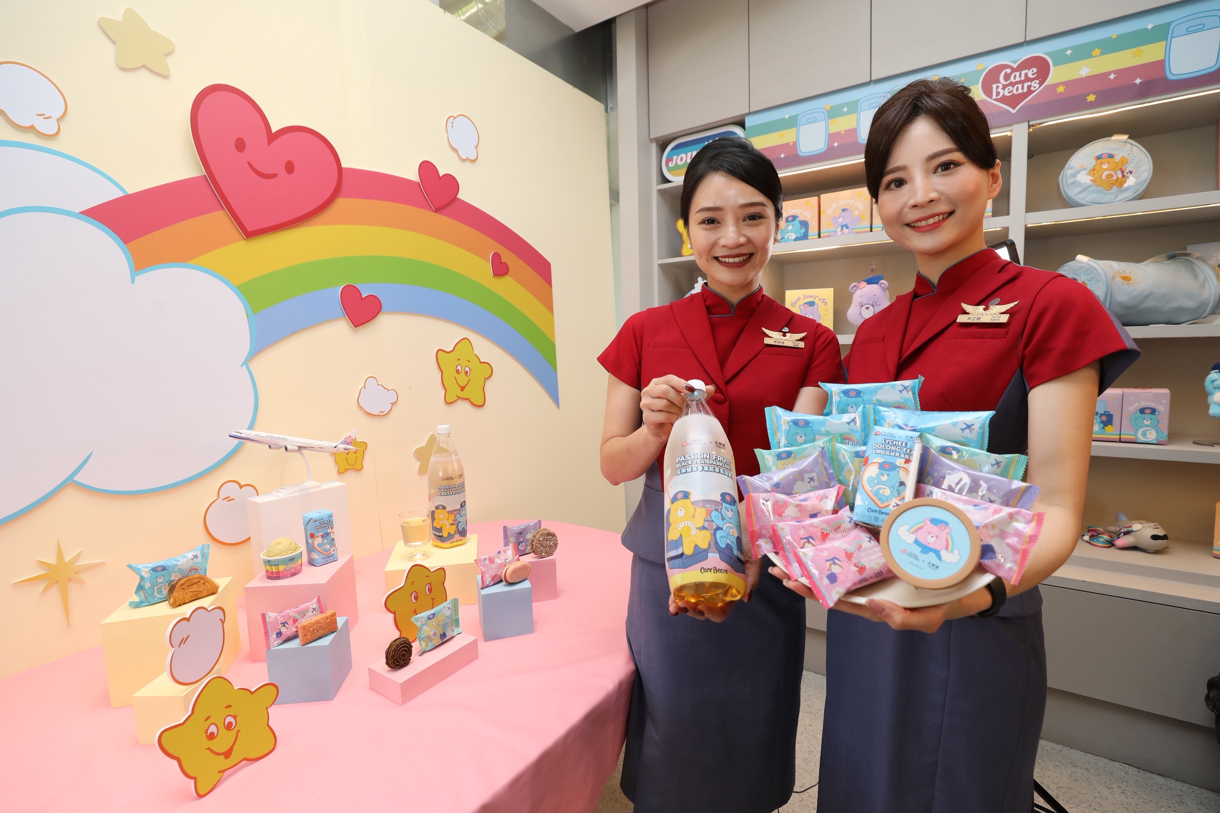華航特別推出一系列包括造型飛機水壺、多功能眼罩靠枕、旅行收納袋、絨毛玩偶吊飾及撲克牌等Care Bears愛心小熊限定聯名周邊商品開放網站預購。同時從9月底起，台灣出發全航線、全艙等皆可享用與五桐號獨家推出的甜點、飲品及冰淇淋。