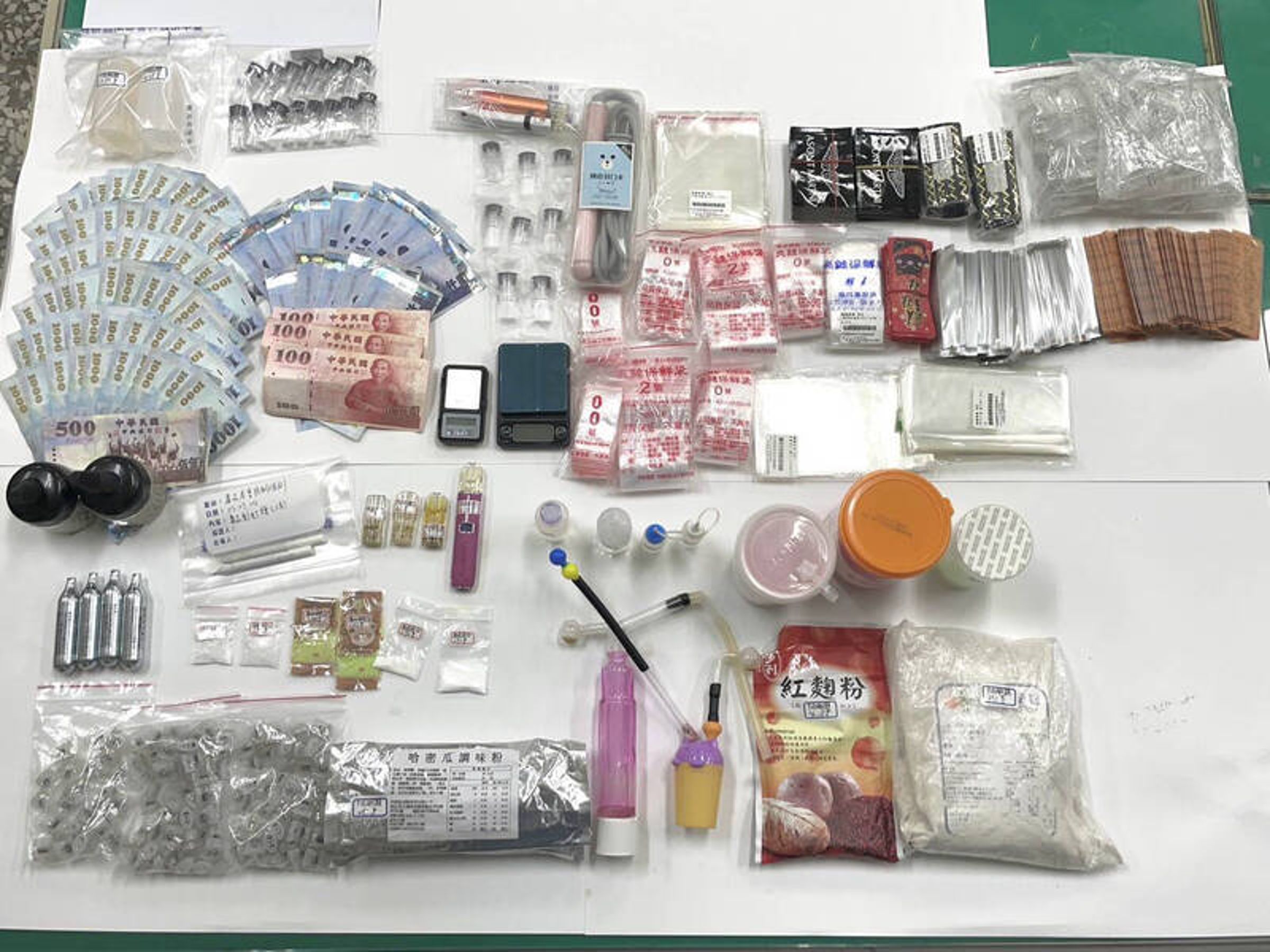 警方破獲陳女揪咖的毒趴，起出海洛因、安非他命等毒品，還有依托咪酯麻醉煙彈。（警方提供）