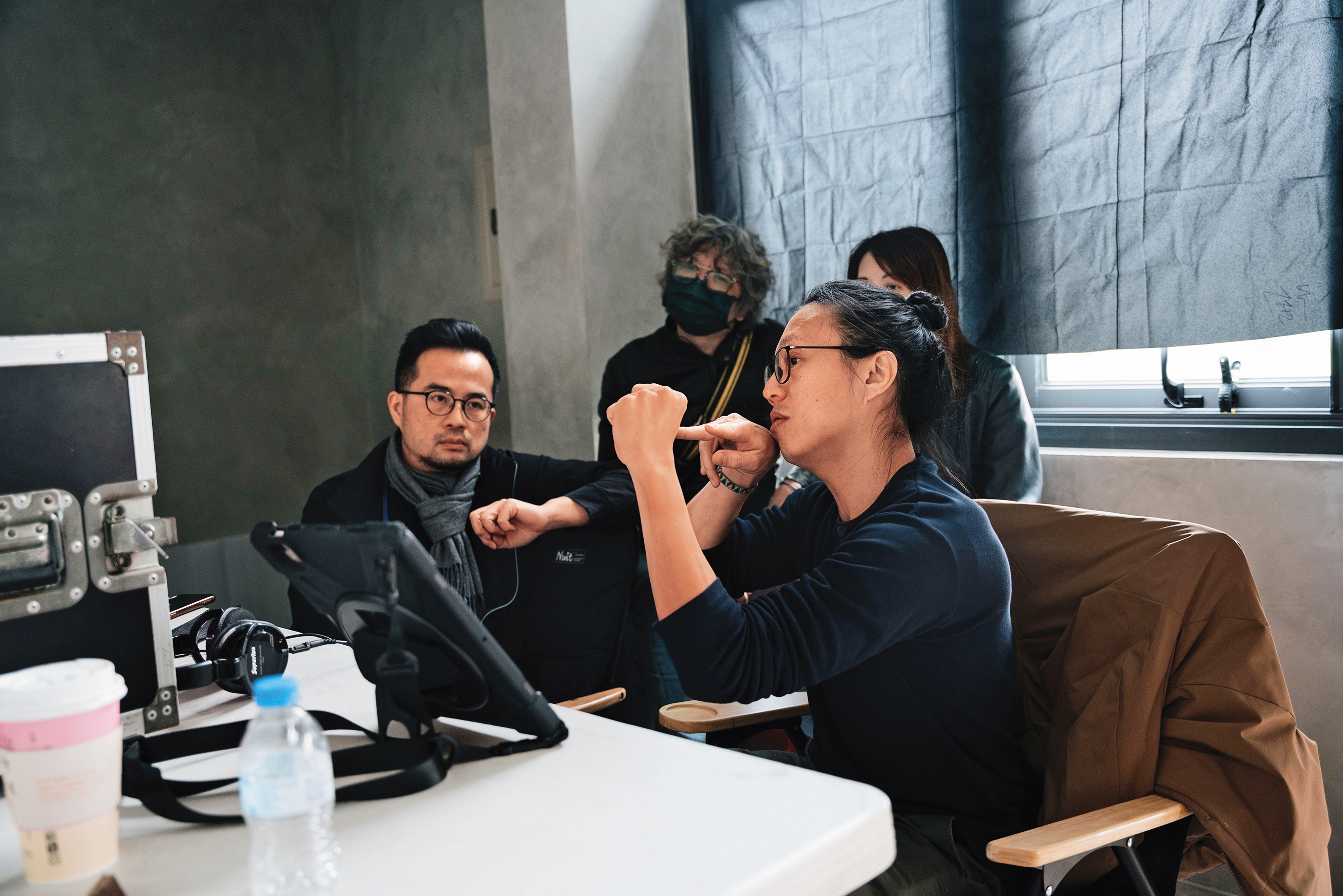 雙導演蔡柏璋（左）與呂吉元（右）經常交換意見、找出最好的表現方法。（CATCHPLAY提供）