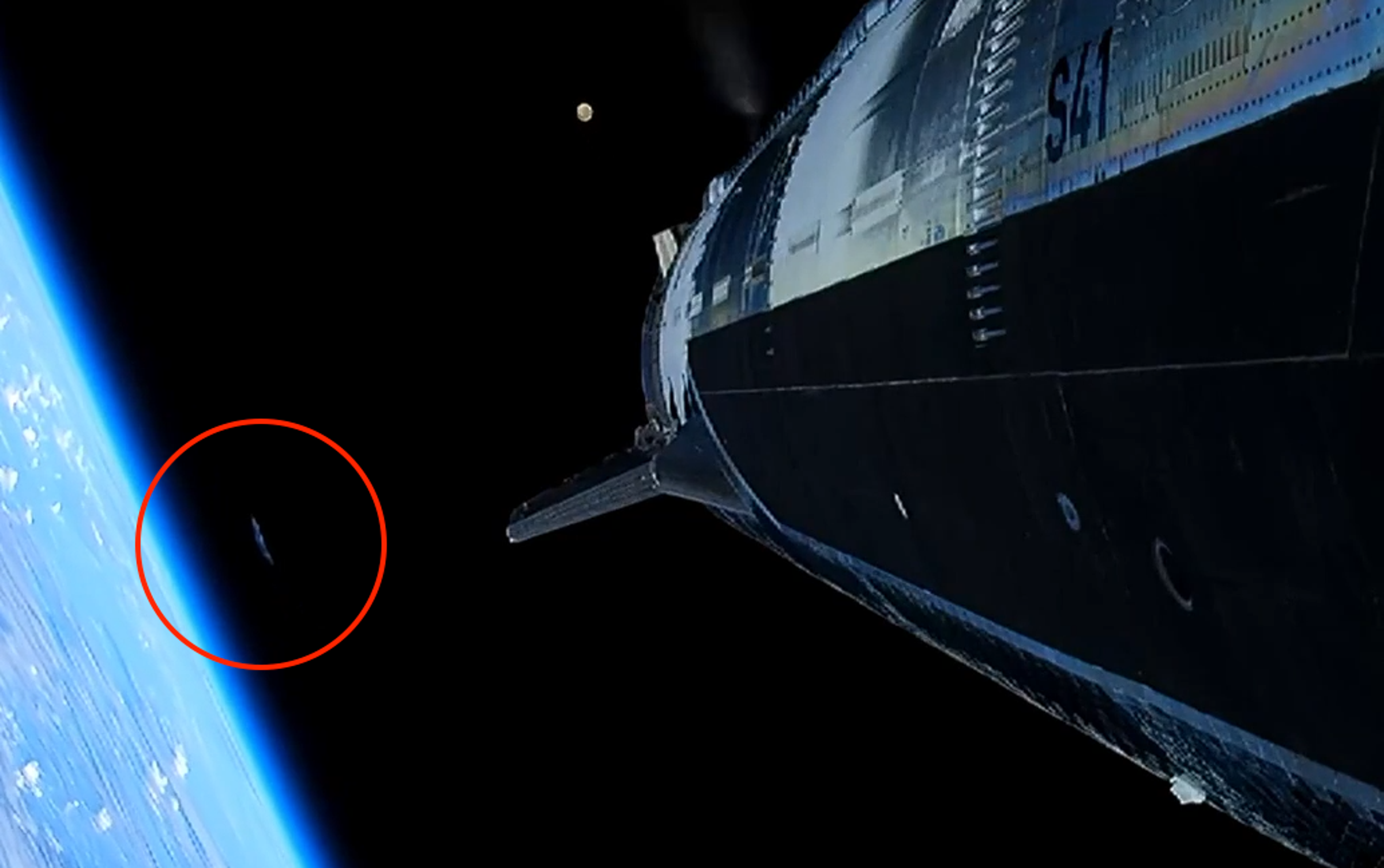 SpaceX星艦試飛直播中,地球邊緣附近意外出現神祕光影,引發網友熱議。(翻攝自SpaceX)