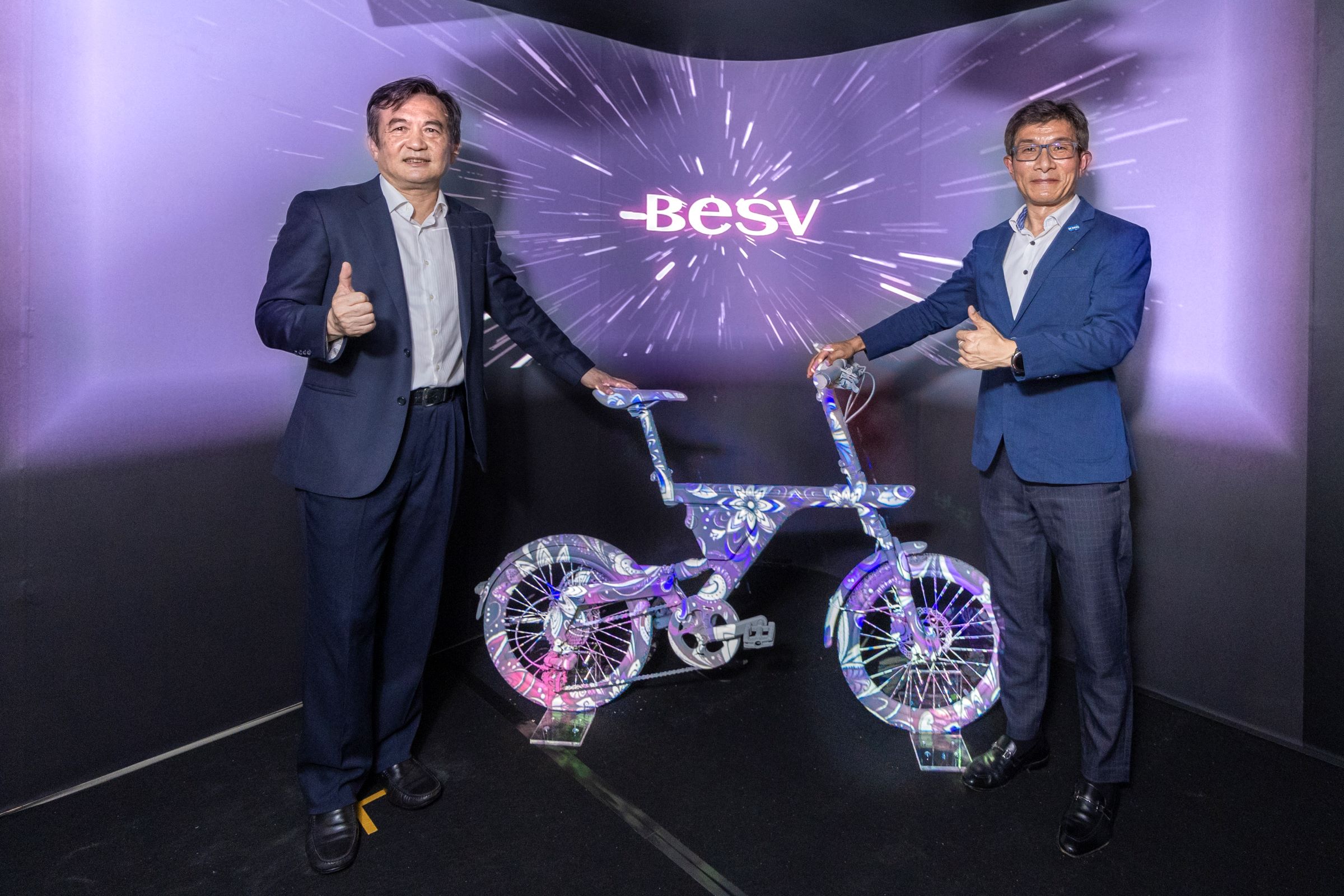 AI讓電動自行車的想像空間無限，像車上地電子標籤、車塗，在電子紙技術突破後，運用APP技術下理論上可做出千變萬化。左為達方董事長蘇開建、右為鍊條龍頭桂盟董事長吳盈進。（達方提供）