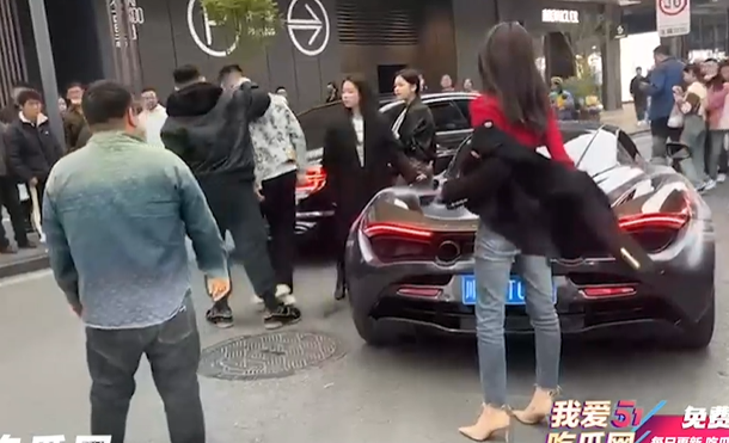 富婆、小三、閨密捉姦大亂鬥！網歪樓「都是正妹」，扯出案外案。（翻自《51吃瓜網》）