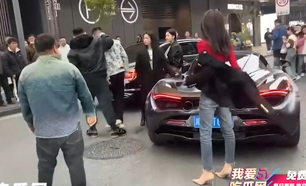 富婆、小三、閨密捉姦大亂鬥！網歪樓「都是正妹」，扯出案外案。（翻自《51吃瓜網》）