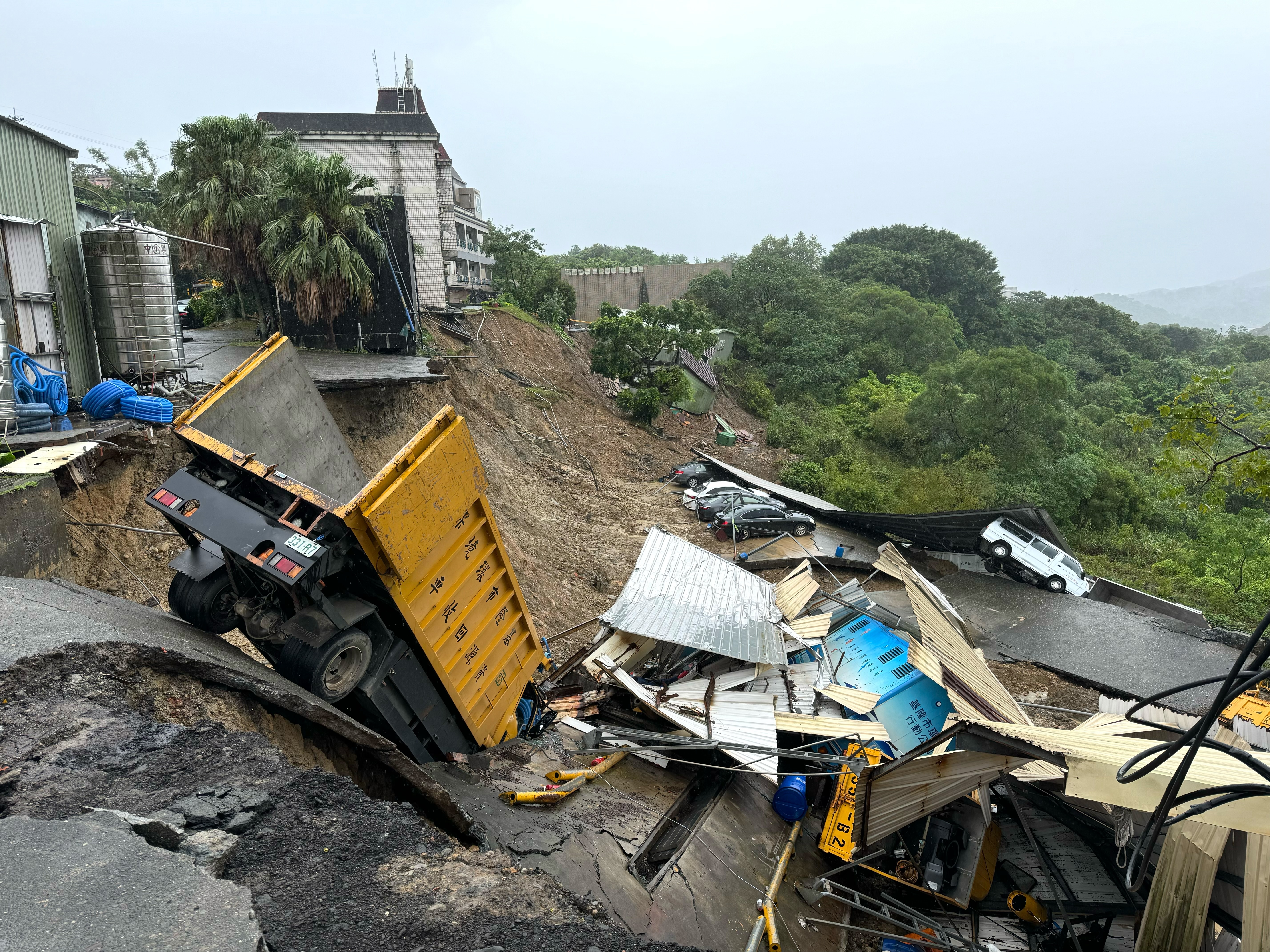 基隆天外天焚化爐嚴重坍方。