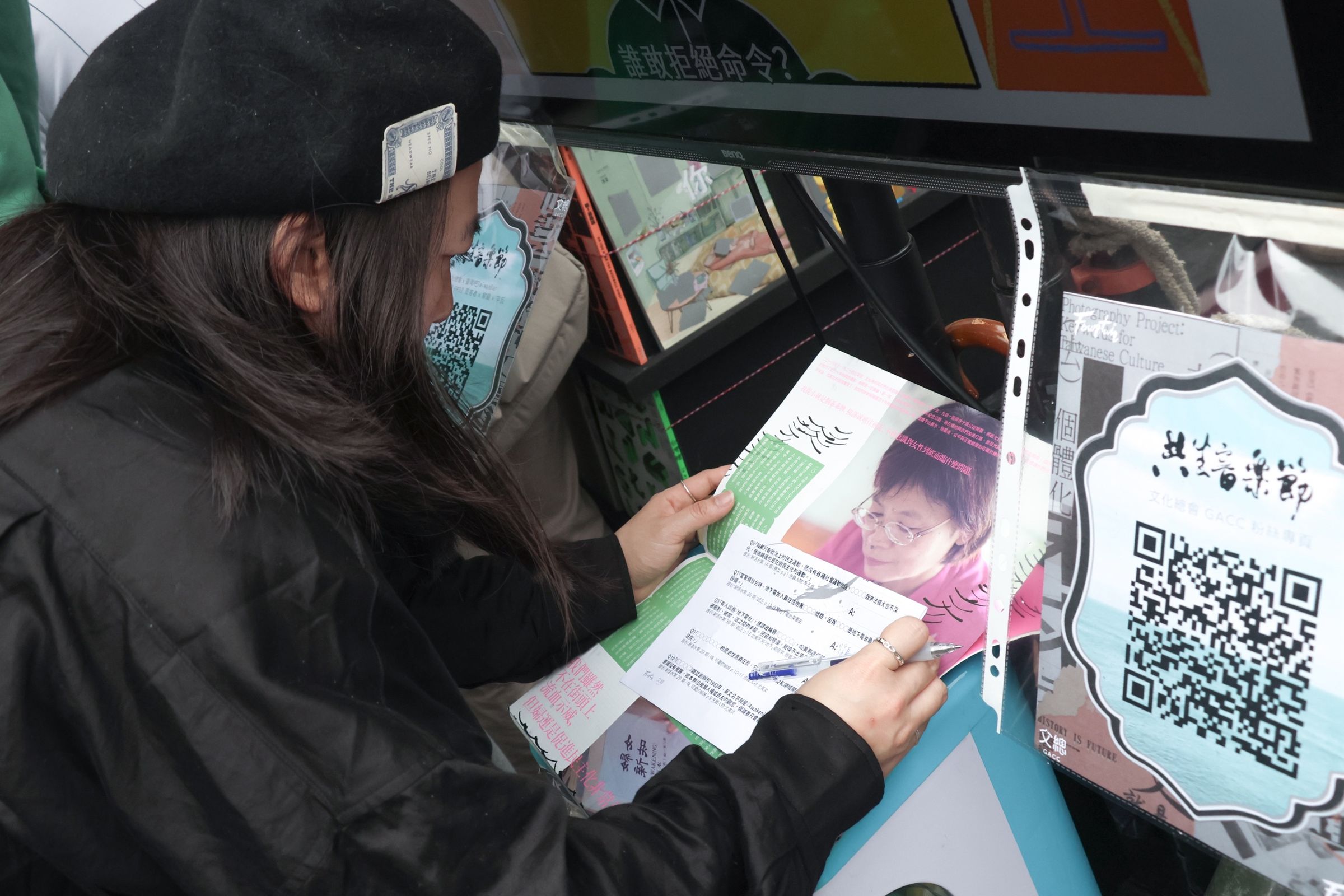 今年共生音樂節「民主學習單」互動盛況。(文總提供)
