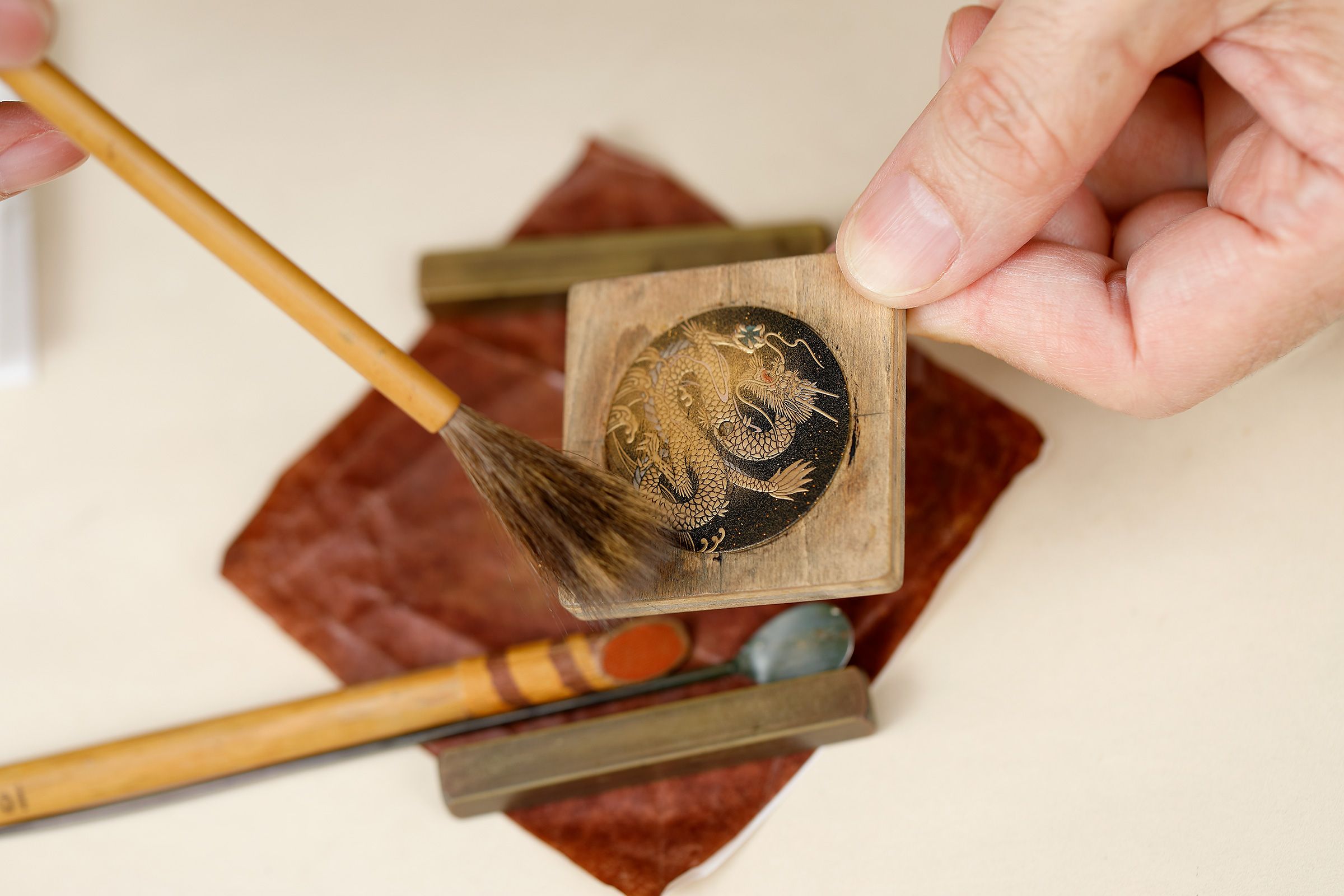 蒔繪工藝是日本傳統裝飾技法。如同先前一樣,蕭邦這次的龍年錶委託日本傳統的山田平安堂工坊製作面盤,由漆藝大師小泉三教繪製。