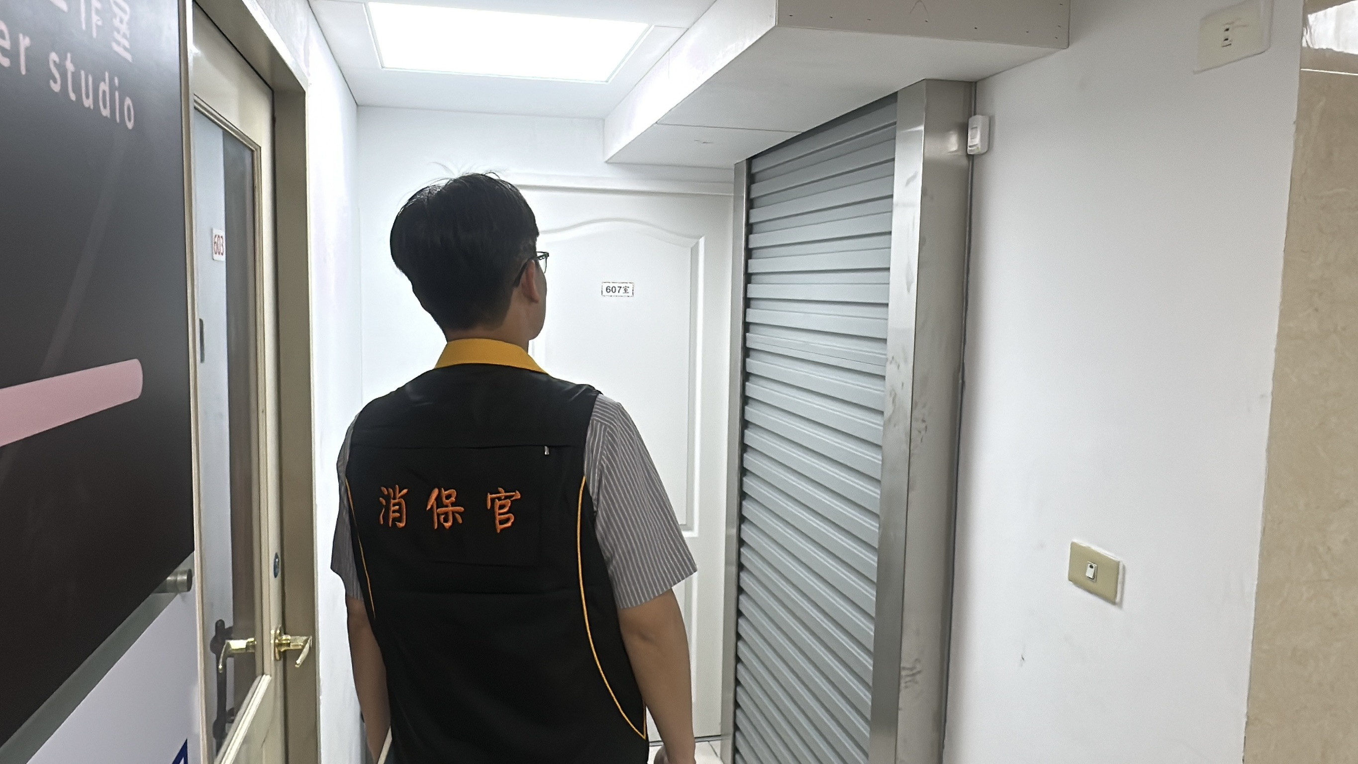 「小羊卡牌社」負責人失聯,消保官今到公司登記地址稽查。(台北法務局提供)