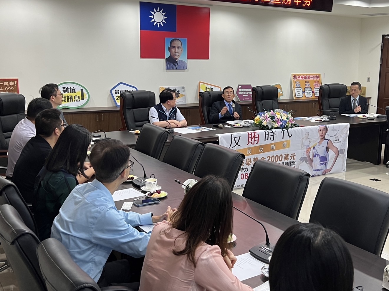  檢察總長邢泰釗今專程赴橋頭地檢署嘉勉專案小組，他呼籲天下沒有白吃的午餐，境外勢力正以前所未有的利益與方式，意圖影響國人，國人應避免接受敵對勢力指示、委託或資助，以免觸法。