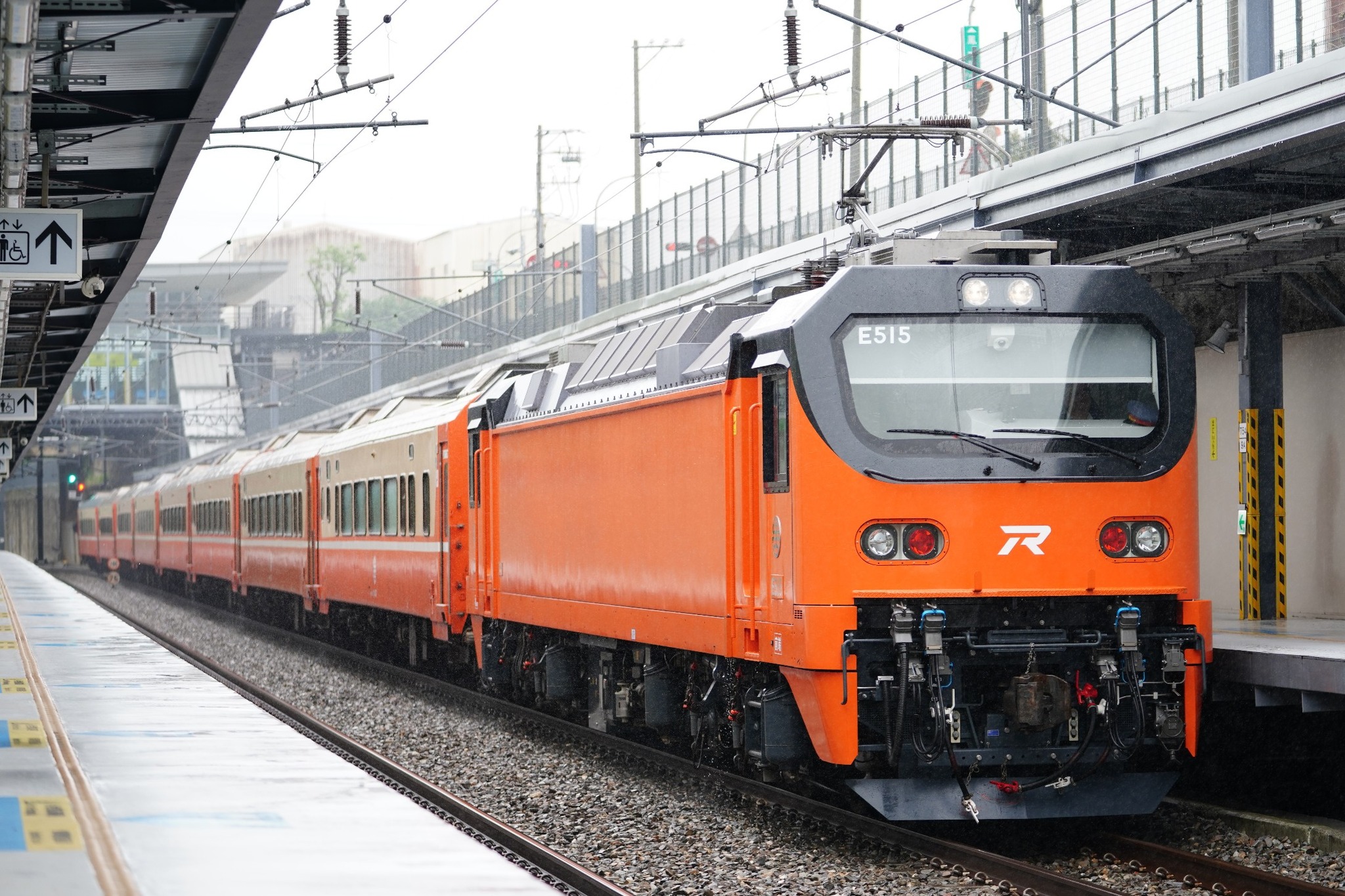 一列511次為E500型機車牽引莒光號的列車，接班司機員稱沒受過訓練，發生8分鐘延遲。（翻攝自臉書 @鐵道文化之旅）