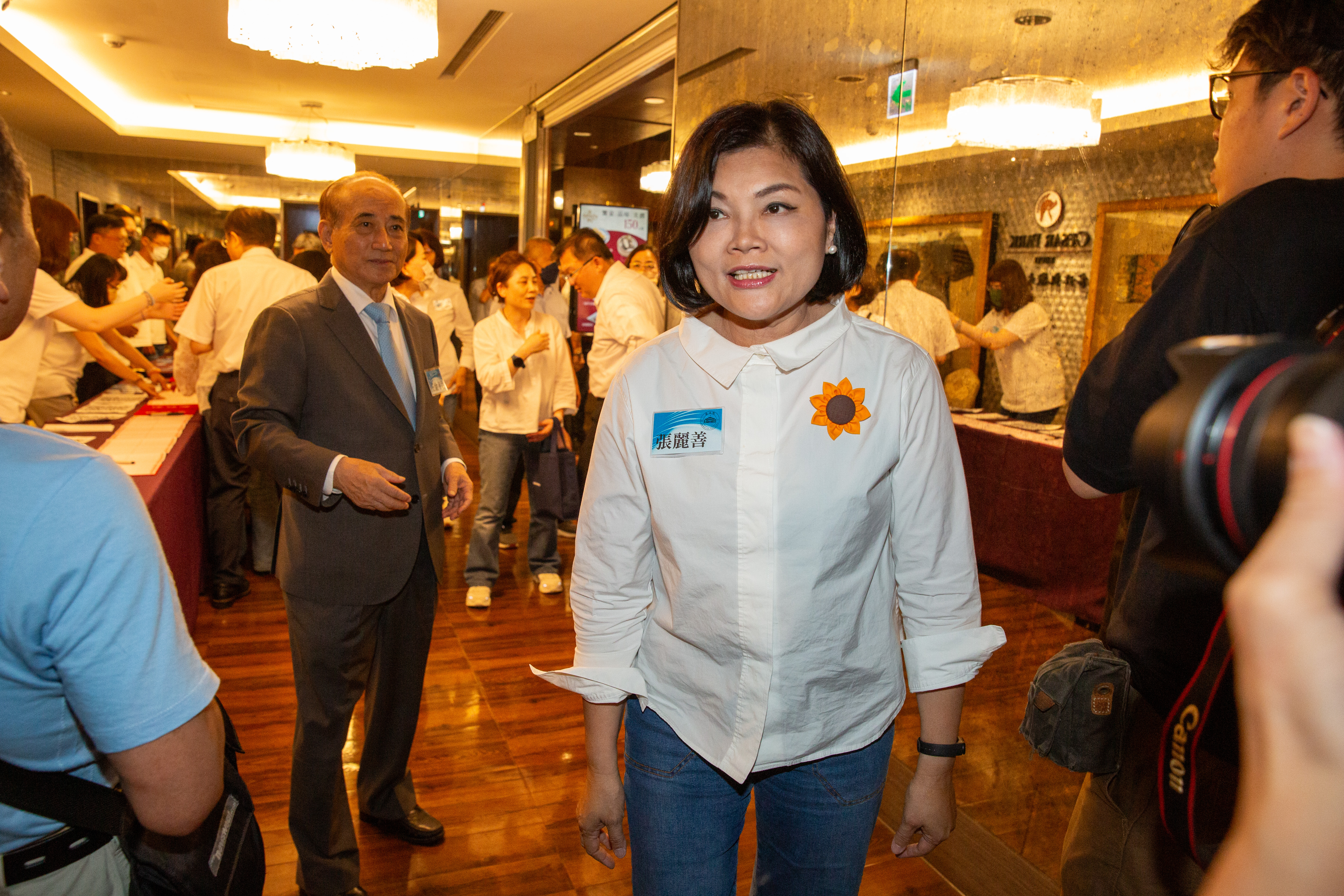 張麗善今日上午在辦公室外的走廊不慎滑倒，左手橈骨骨折，下午將開刀治療。（本刊資料照）