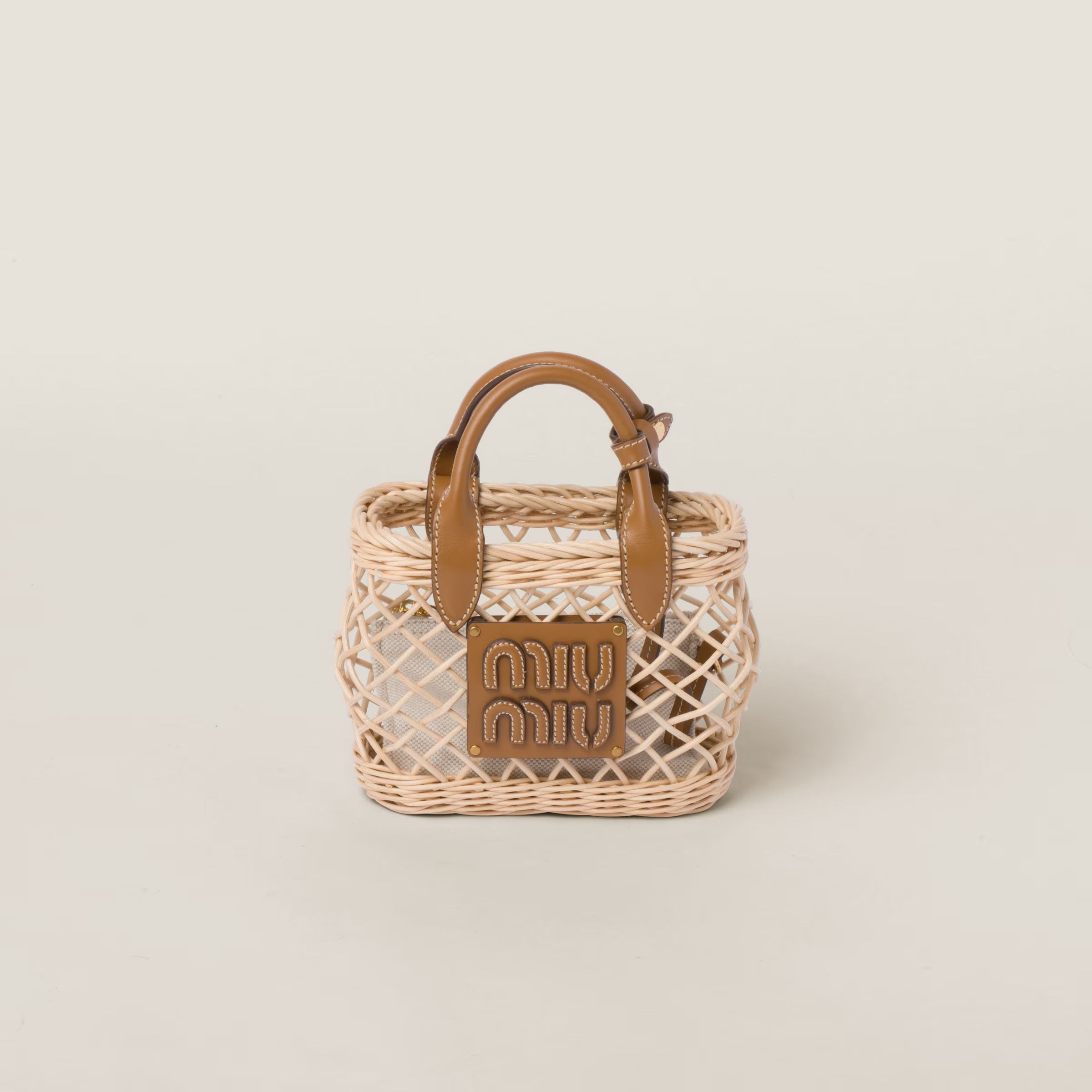 皮革藤編包。NT$61,000（Miu Miu提供）