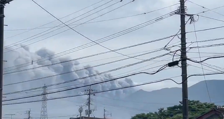 日本九州新燃岳火山再度噴發。（翻攝自X）