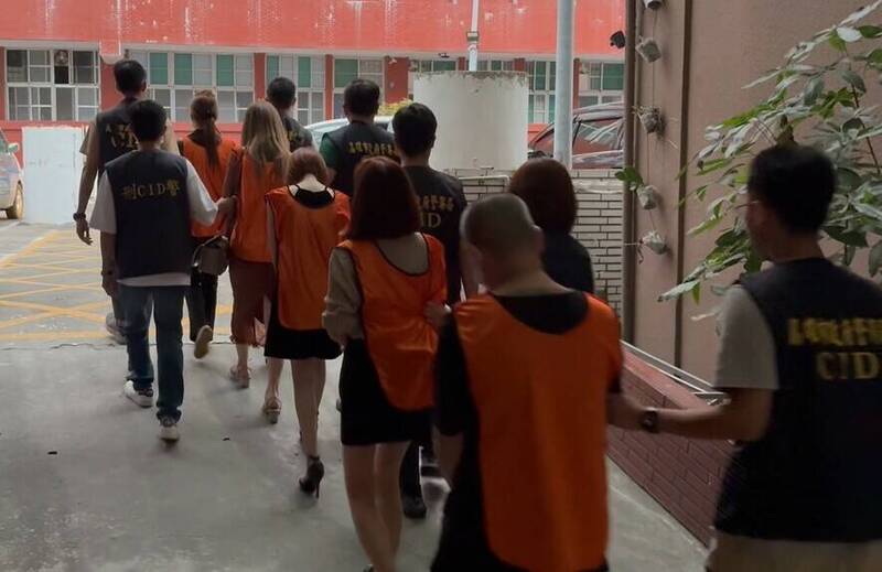 高雄市刑大在屏東里港小吃部逮捕開毒趴的陪侍女子與男客、負責人，共帶回60人，移送法辦。（警方提供）