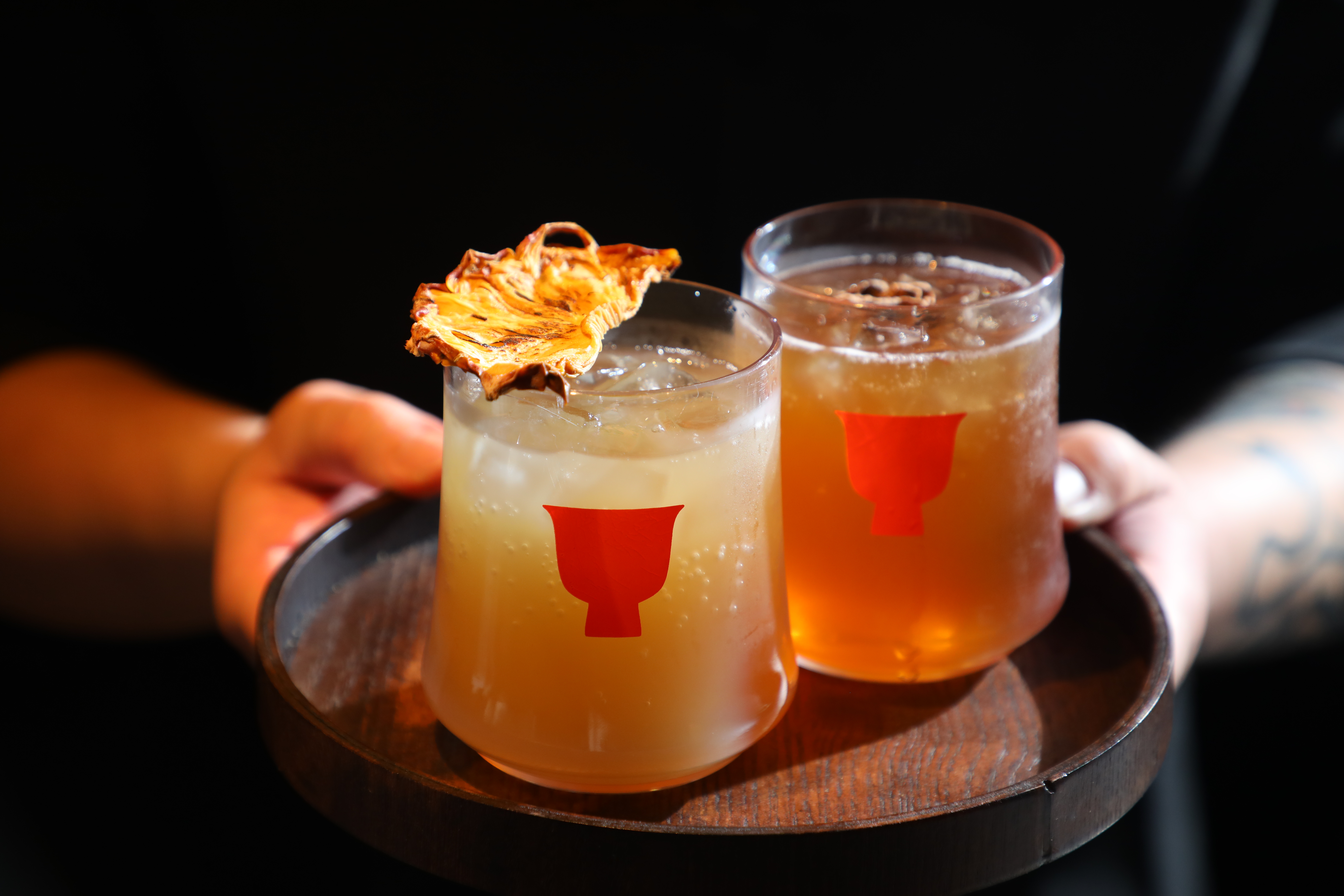 老糧倉變身茶酒館「一茶一瓦一」，採用Draft技術，打造出多款以茶香為基底的創意調酒。