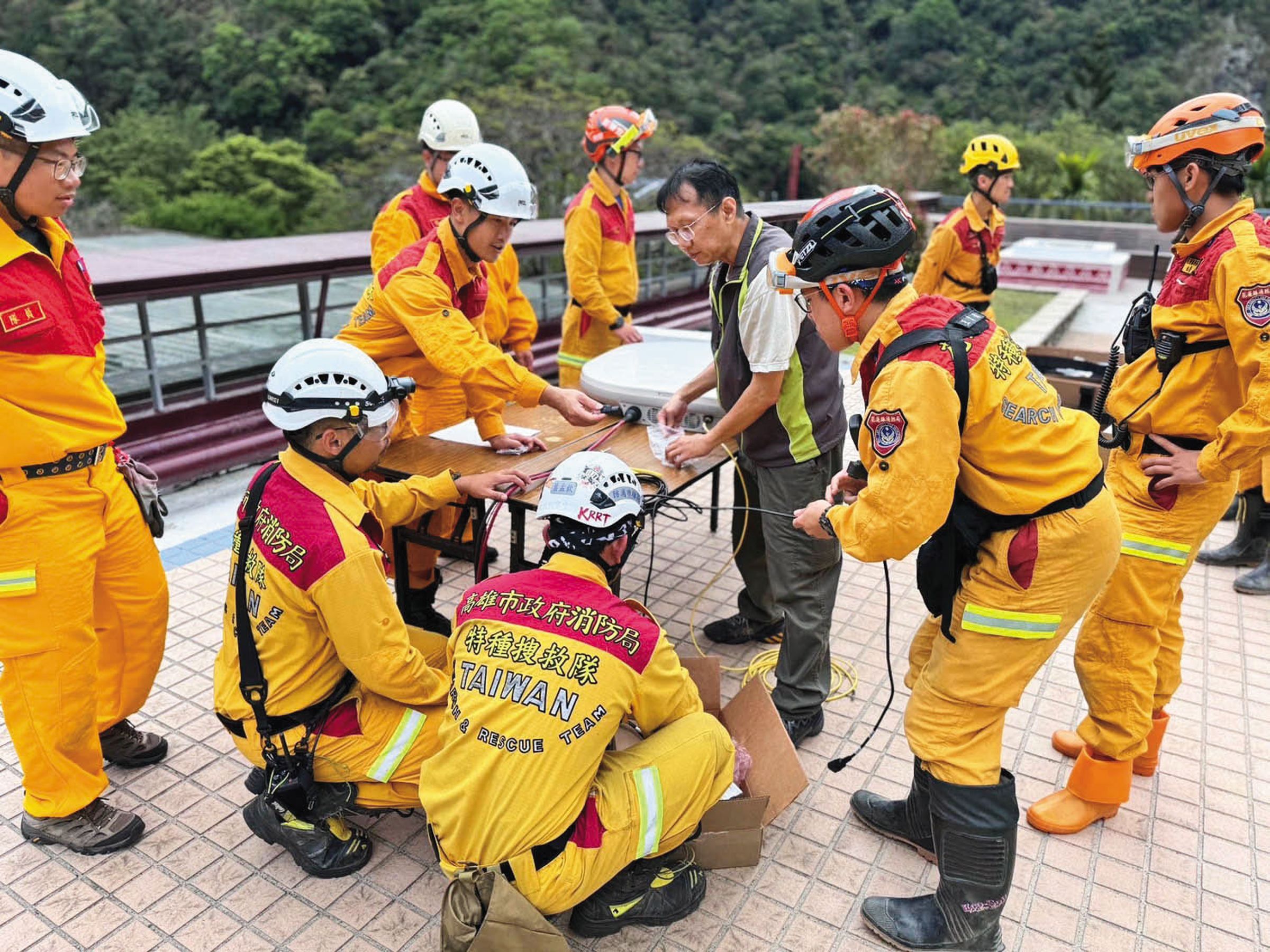 低軌衛星在地震、颱風扮演關鍵通訊角色。圖為TTC技術人員於花蓮天祥架設低軌衛星通訊網路。(高雄市特搜隊提供)