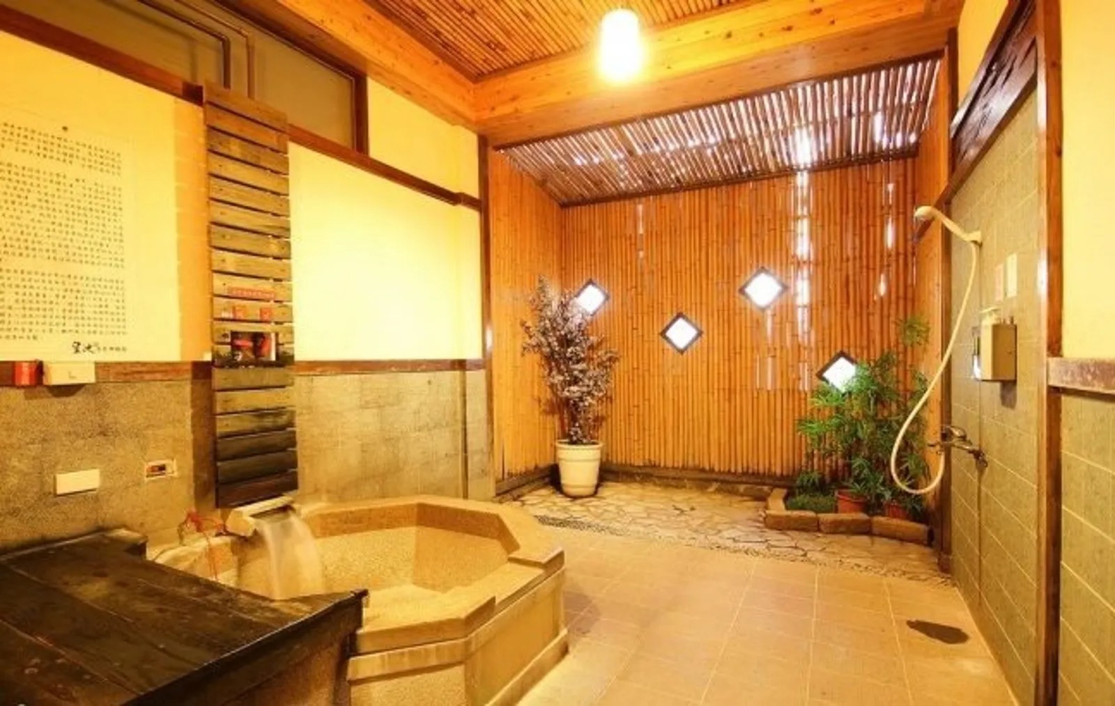 皇池偷拍案有進展,3人上傳影片遭逮、將通知下架。(翻攝自皇池溫泉御膳館臉書)