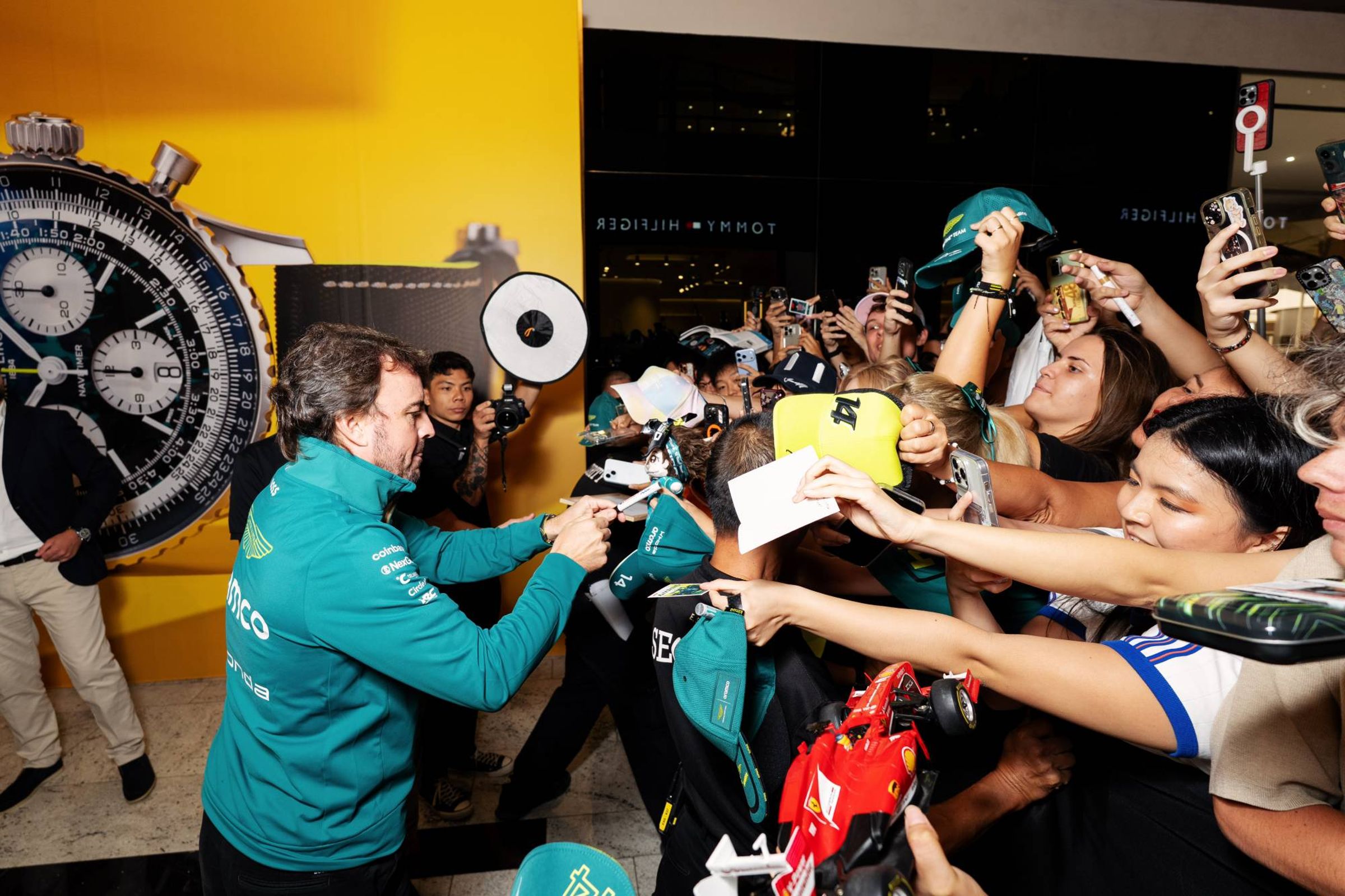 兩屆F1世界冠軍的西班牙車手 Fernando Alonso 為現場擁擠的車迷粉絲們簽名。