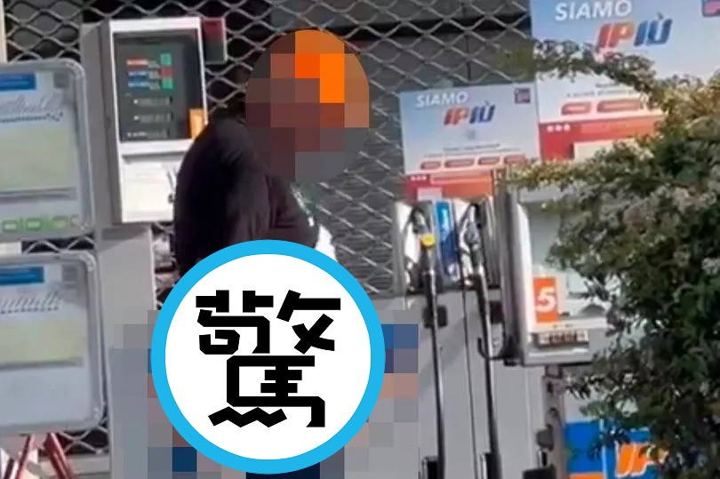 驚！大叔拿油槍「督下體加油」，網怕一失手真會「危險肉爆」。（翻自《每日星報》）