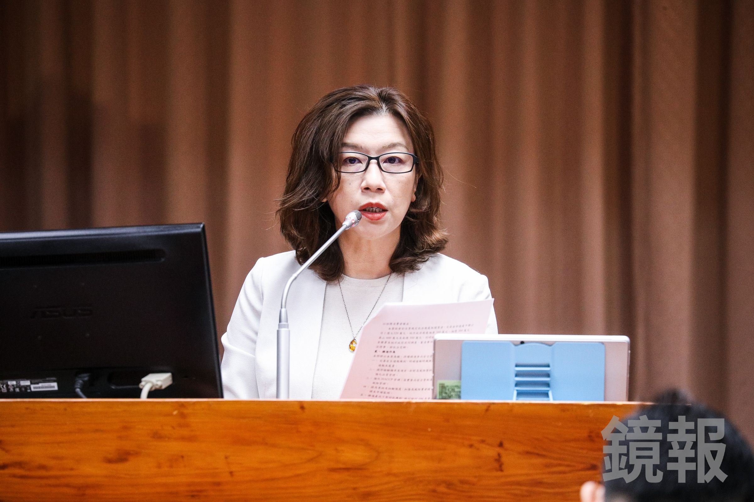 被問到問題油中的致癌物「苯駢芘」是否影響健康,衛福部次長林靜儀指出,食物烹調產生的苯駢芘可能更高,不鼓勵吃炸雞排。(鏡報鄒保祥攝)