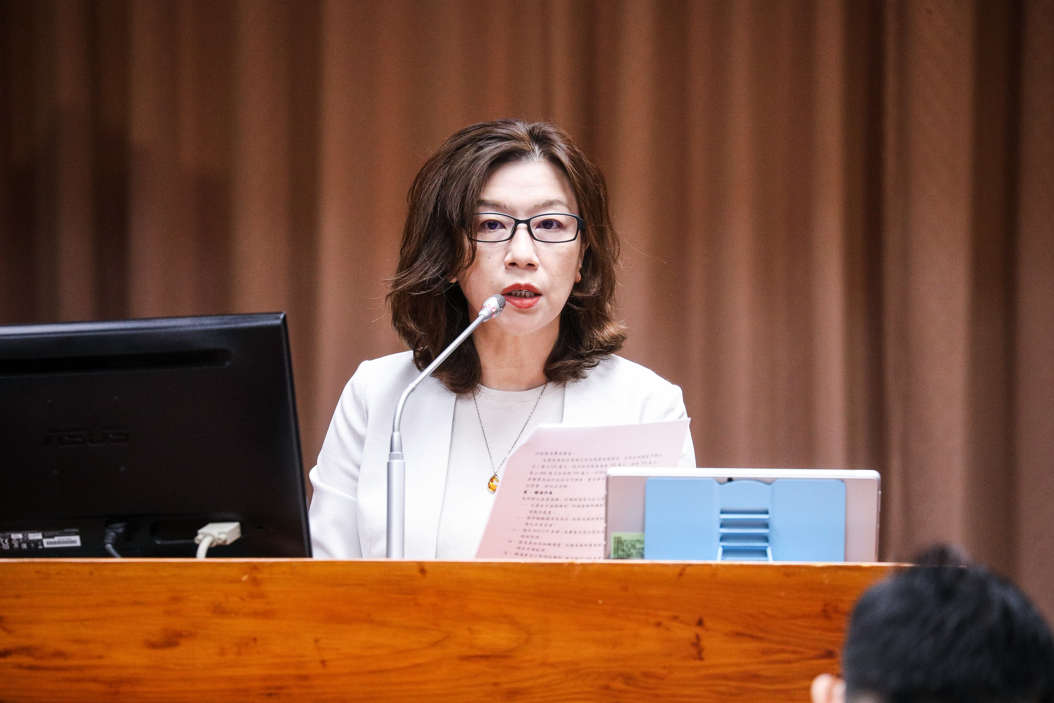 被問到問題油中的致癌物「苯駢芘」是否影響健康,衛福部次長林靜儀指出,食物烹調產生的苯駢芘可能更高,不鼓勵吃炸雞排。(鏡報鄒保祥攝)
