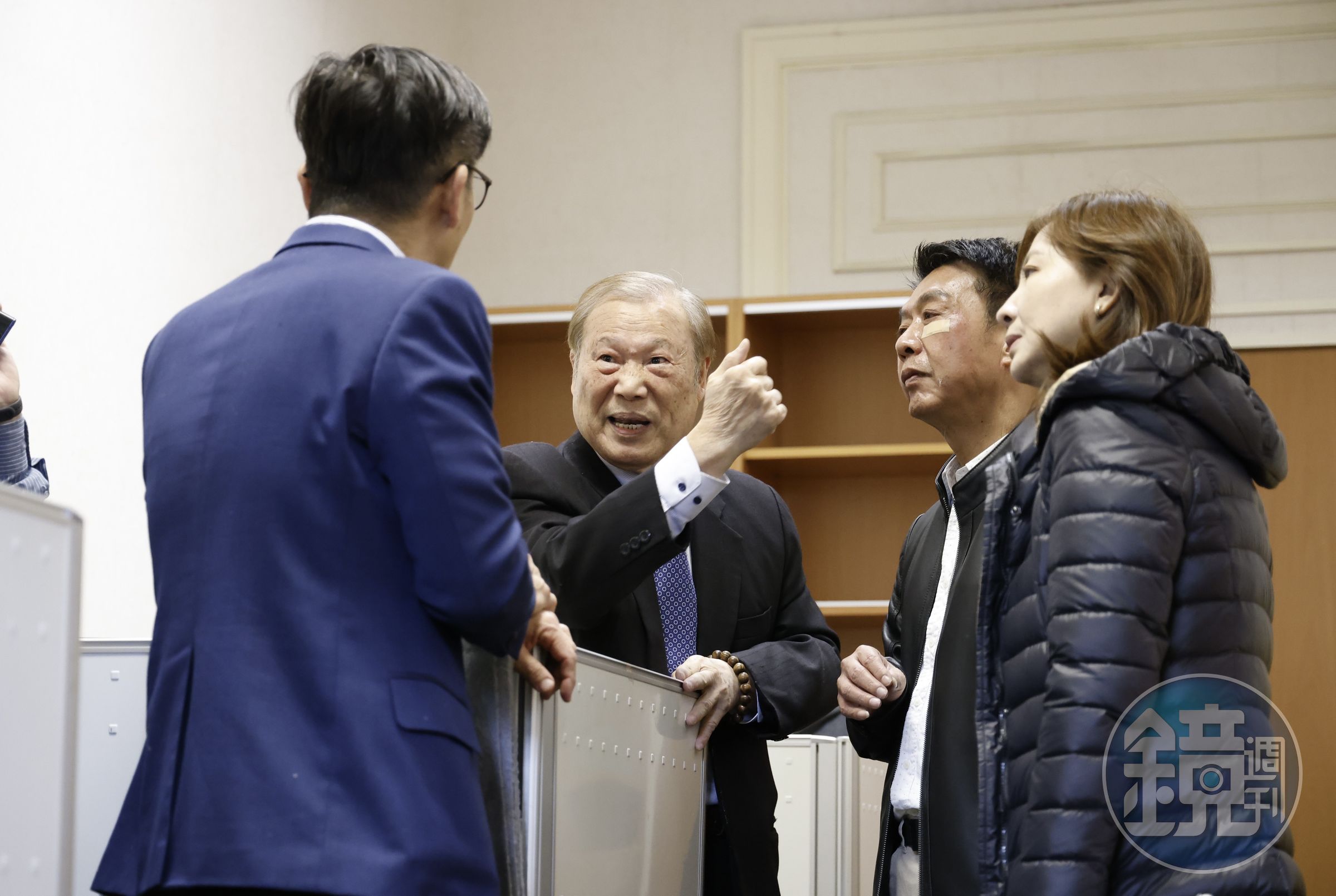 民進黨立委要找立法院長韓國瑜抗議,卻發現找不到他人,立院祕書長周萬來出面說明。