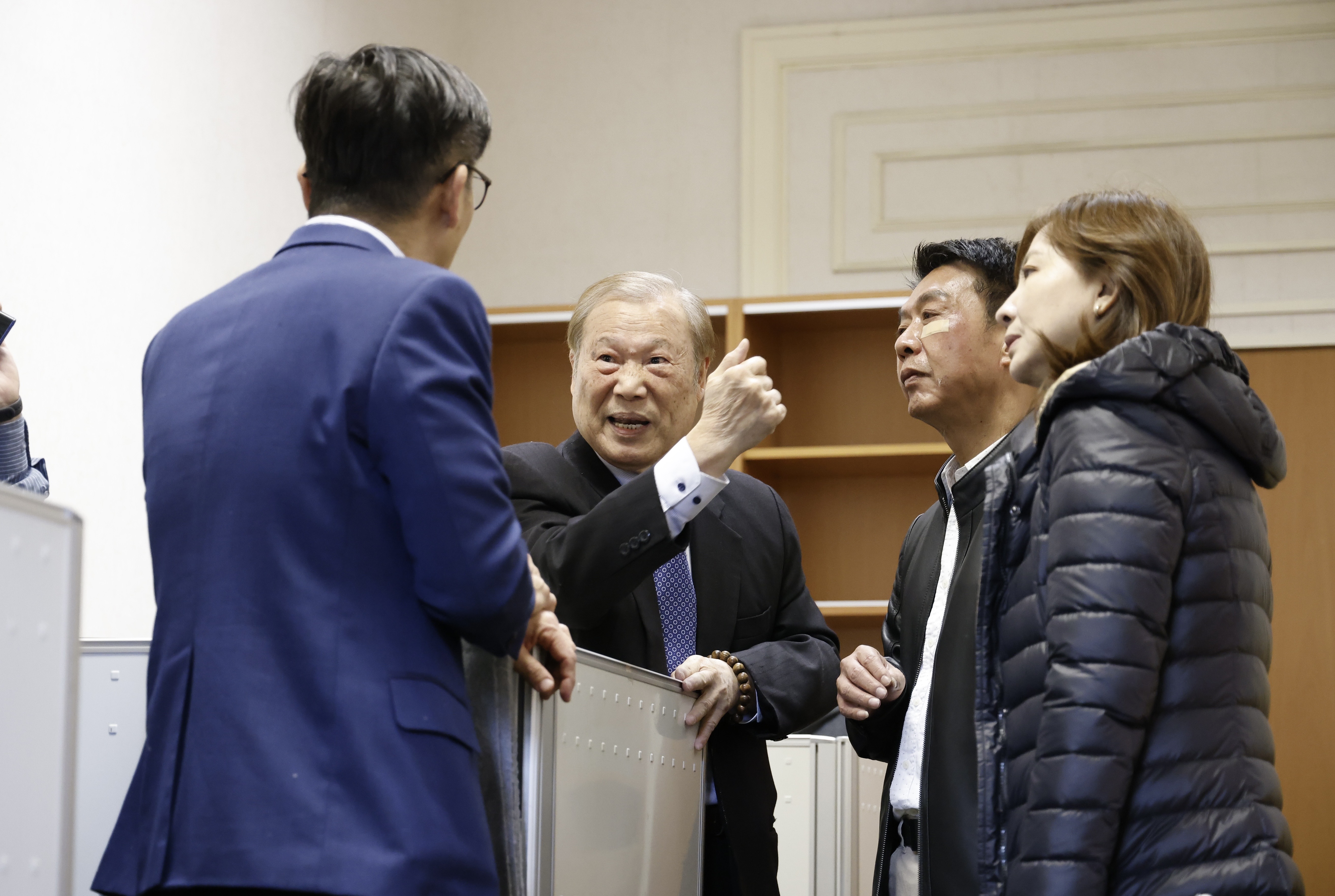 民進黨立委要找立法院長韓國瑜抗議，卻發現找不到他人，立院祕書長周萬來出面說明。