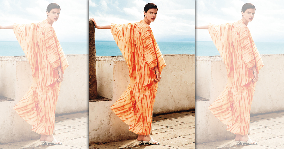 COS x TABATA SHIBORI聯名系列以簡約考究的設計，巧妙平衡現代風格與染色技藝。罩衫式連身裙。價格店洽。（COS提供）