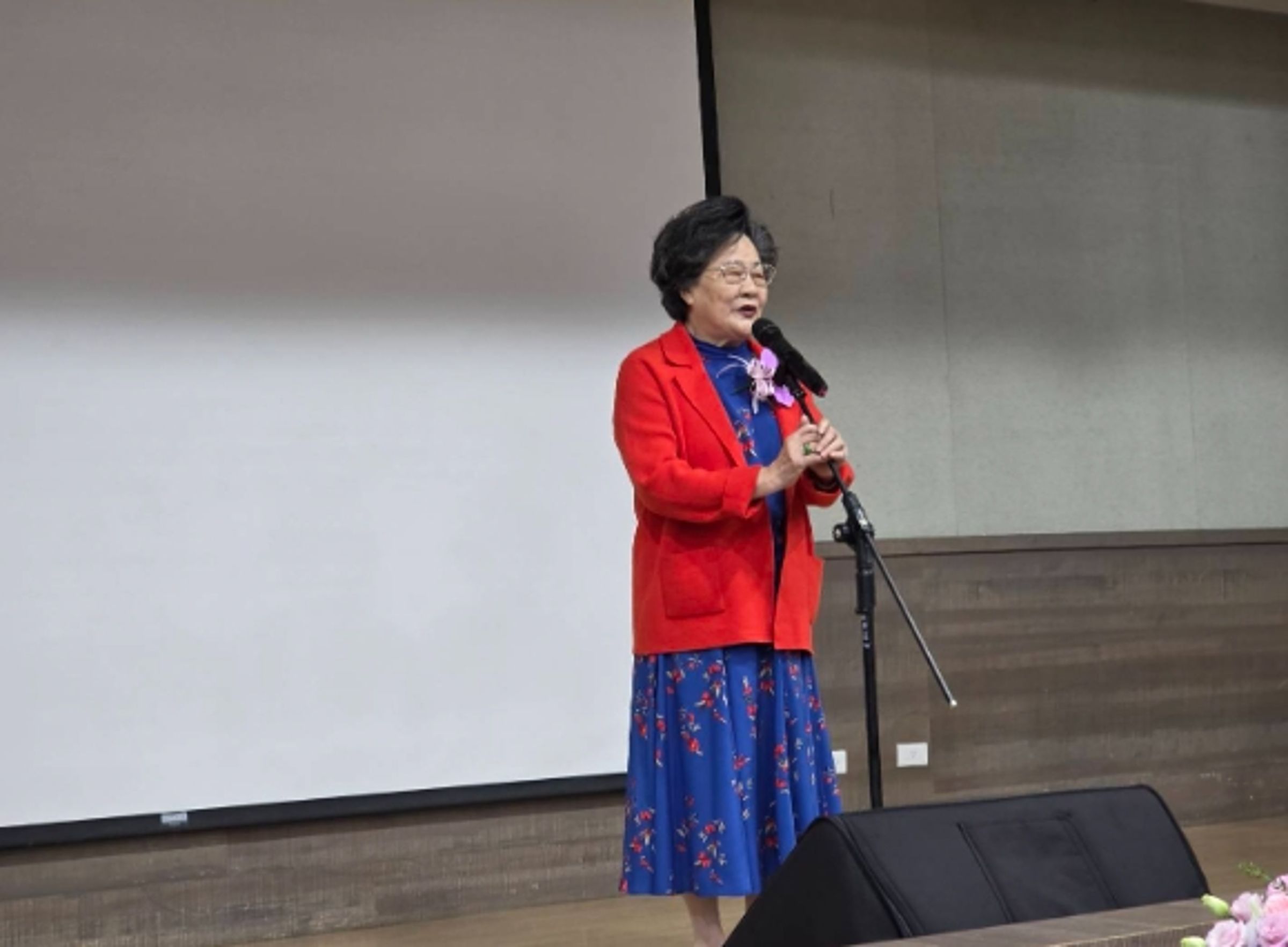 張永祥的妻子張任芝蘭花2年時間編撰《編劇泰斗張永祥先生回憶與回顧》專書。(台北市電影委員會提供)