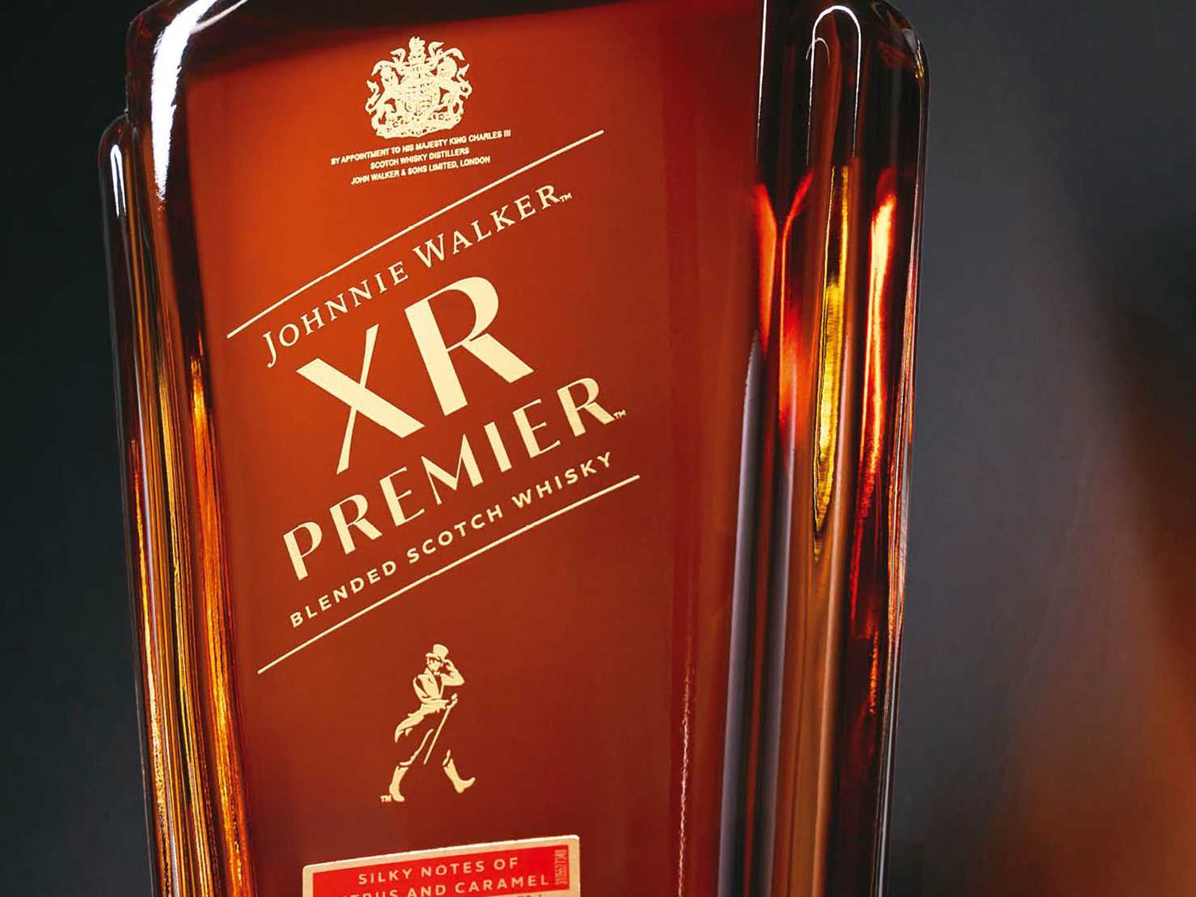 帝亞吉歐旗下調和威士忌王牌 Johnnie Walker，日前為台灣獨家推出全新 XR Premier「尊藏蘇格蘭威士忌」酒款。此酒不僅由首席調酒師 Emma Walker 親自操刀，更在配方中注入消逝酒廠 Port Dundas 的珍稀酒液。