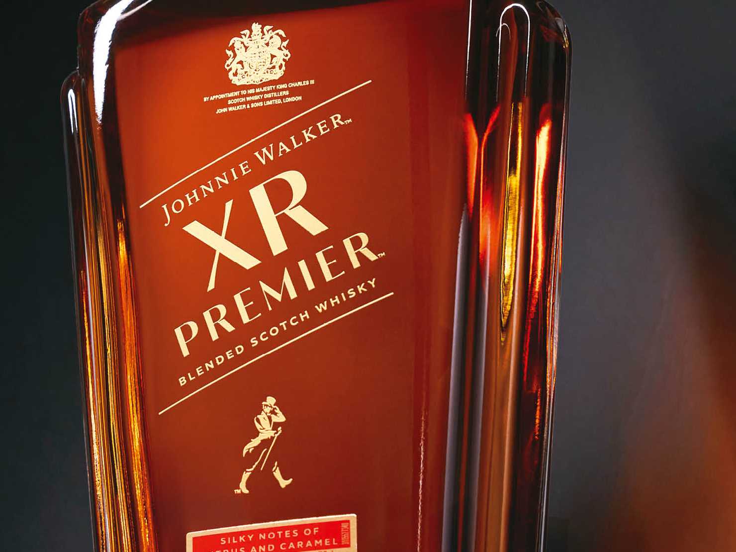 帝亞吉歐旗下調和威士忌王牌 Johnnie Walker,日前為台灣獨家推出全新 XR Premier「尊藏蘇格蘭威士忌」酒款。此酒不僅由首席調酒師 Emma Walker 親自操刀,更在配方中注入消逝酒廠 Port Dundas 的珍稀酒液。