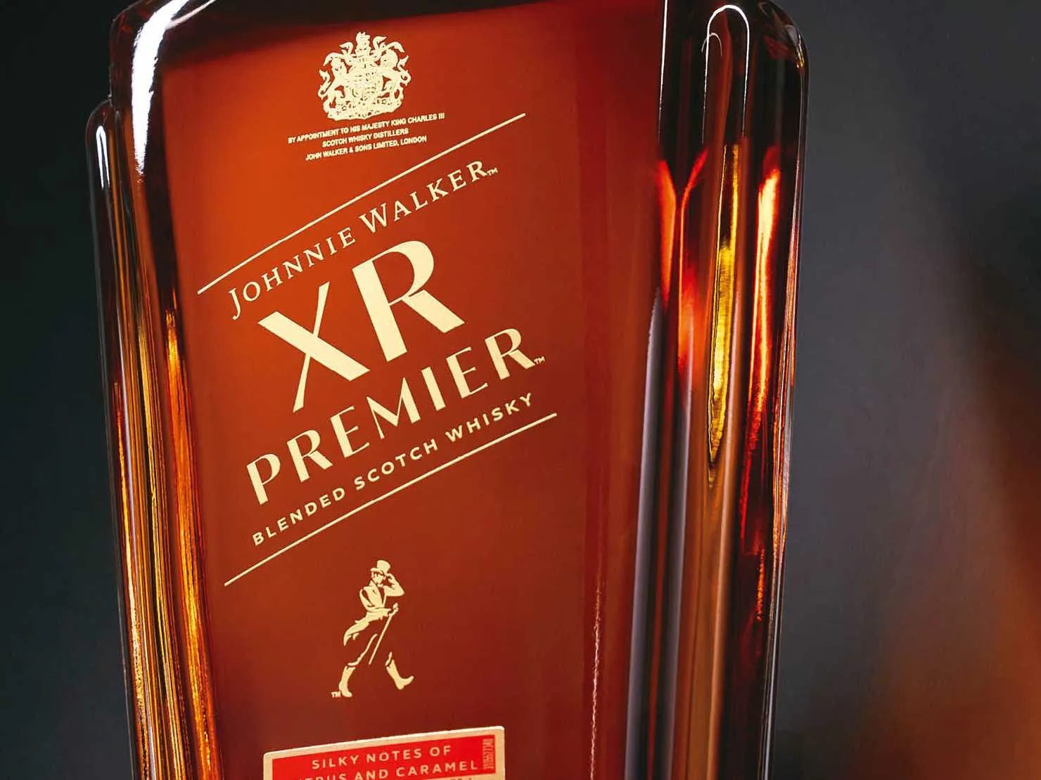 帝亞吉歐旗下調和威士忌王牌 Johnnie Walker，日前為台灣獨家推出全新 XR Premier「尊藏蘇格蘭威士忌」酒款。此酒不僅由首席調酒師 Emma Walker 親自操刀，更在配方中注入消逝酒廠 Port Dundas 的珍稀酒液。