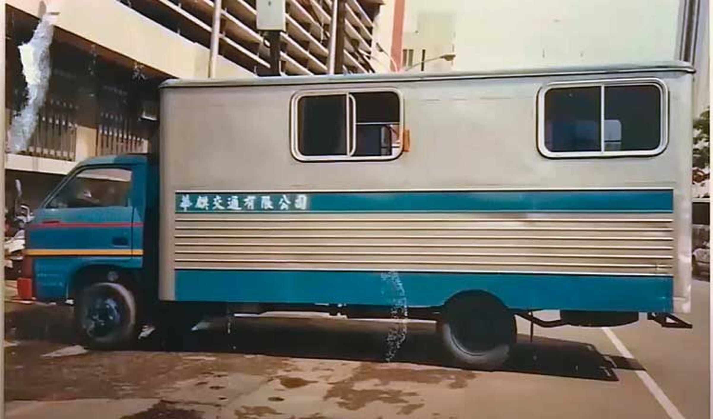 為了對抗警方,楊瑞和特別請人改裝一輛行動戰車。(翻攝東森新聞)