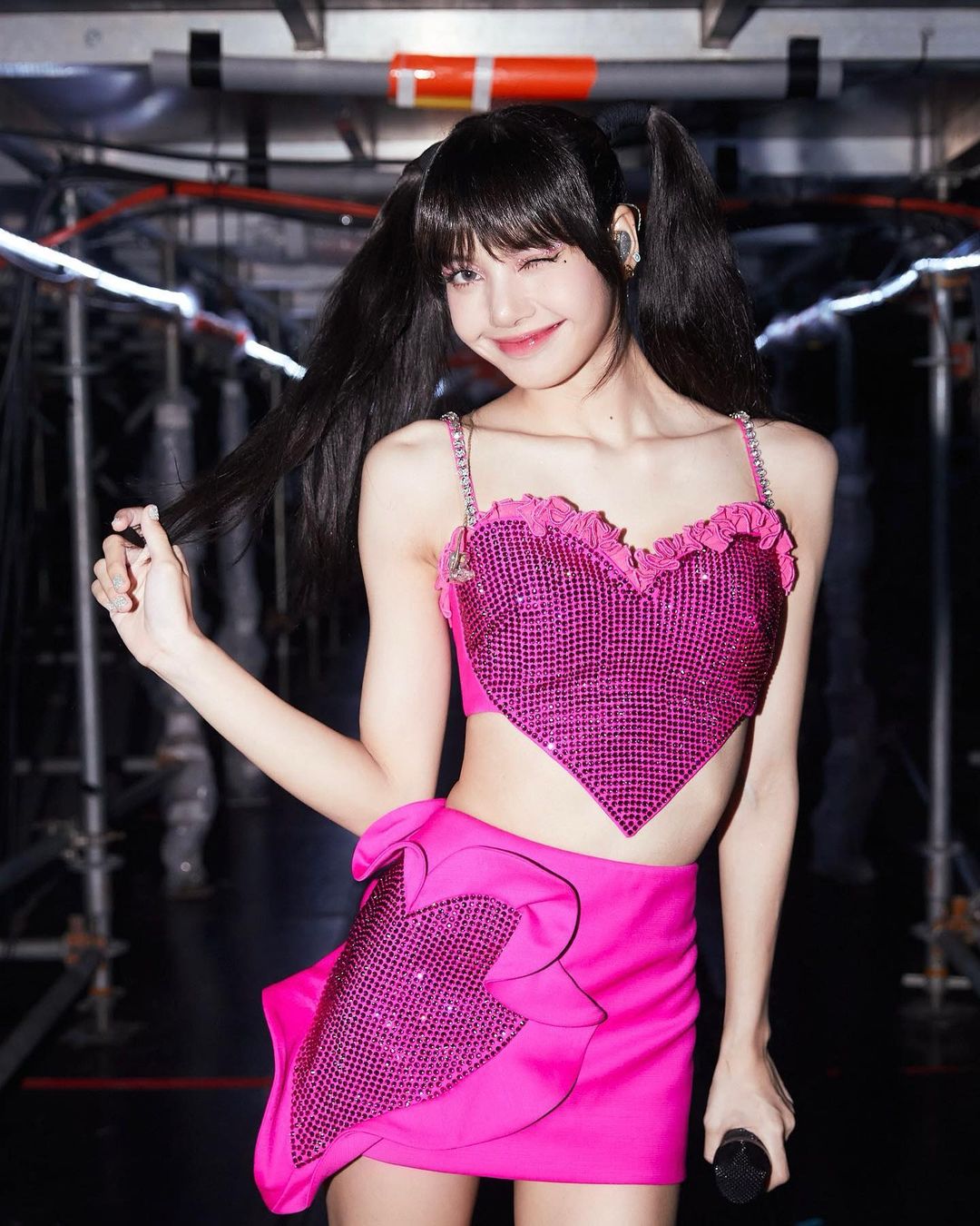 Lisa在BLACKPINK團體活動的造型青春洋溢散發陽光氣息。（翻攝Lisa INS）