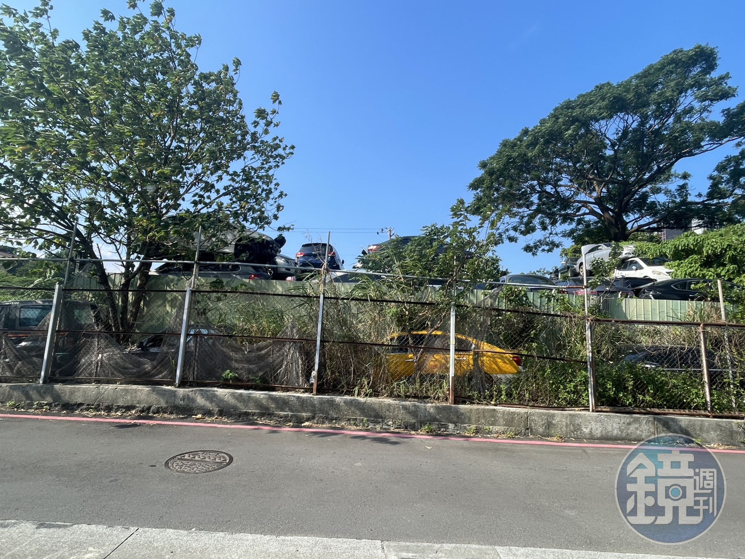 場內堆放大量報廢汽機車。
