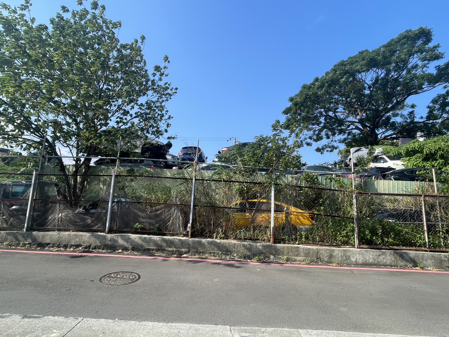 場內堆放大量報廢汽機車。